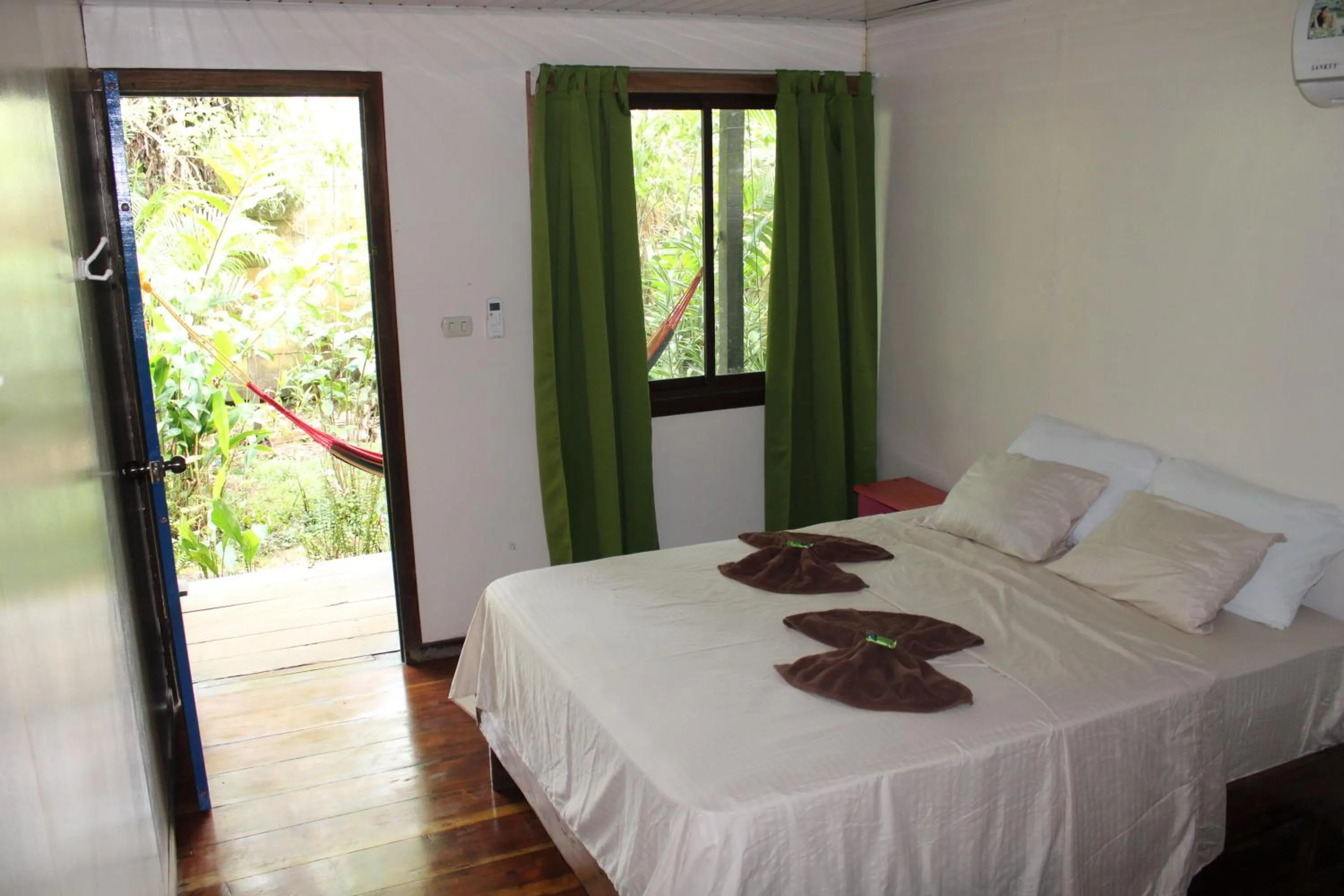 Photo of the whole room, Bed in Cabinas Tortuguero