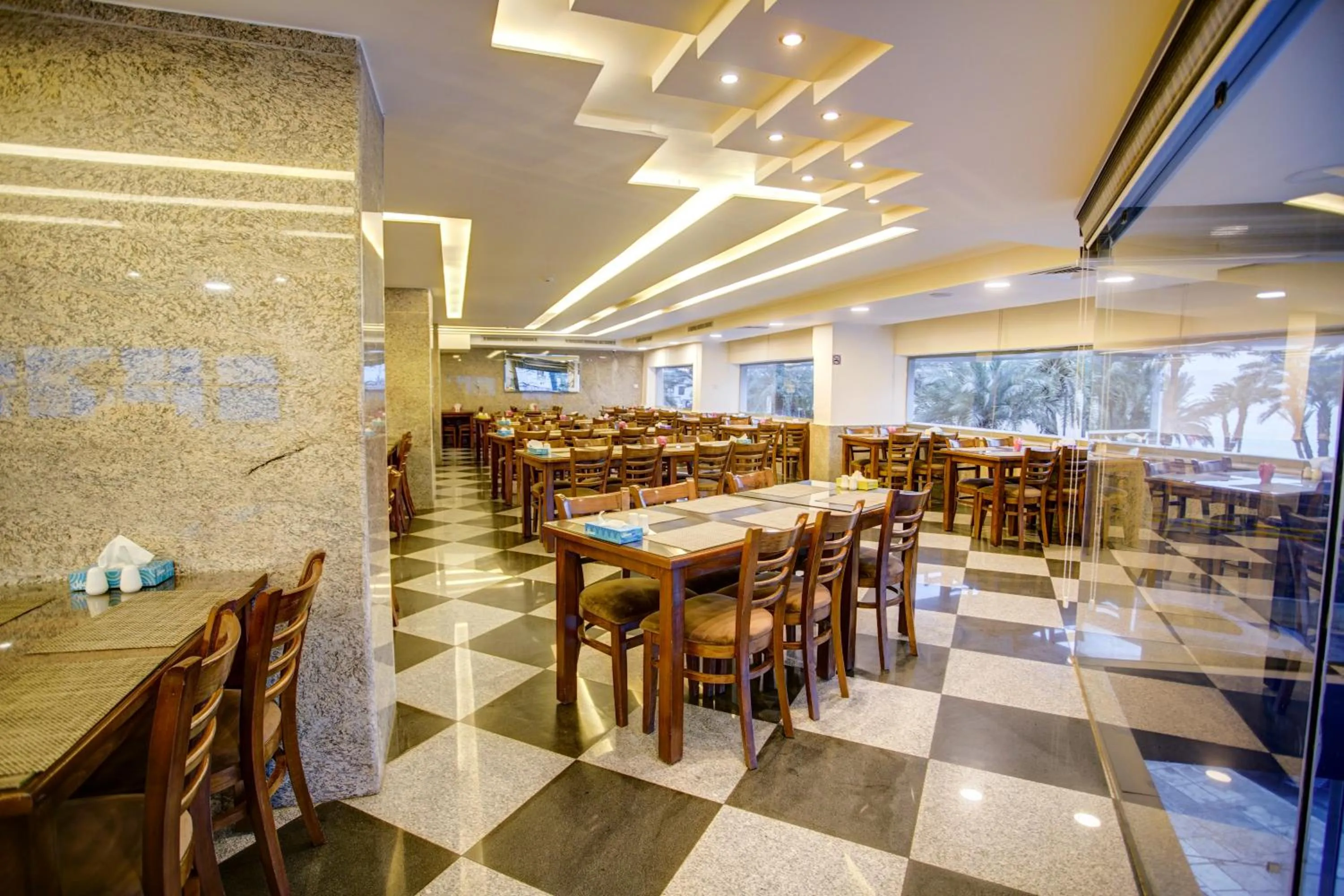 Restaurant/places to eat in Nairoukh Hotel Aqaba