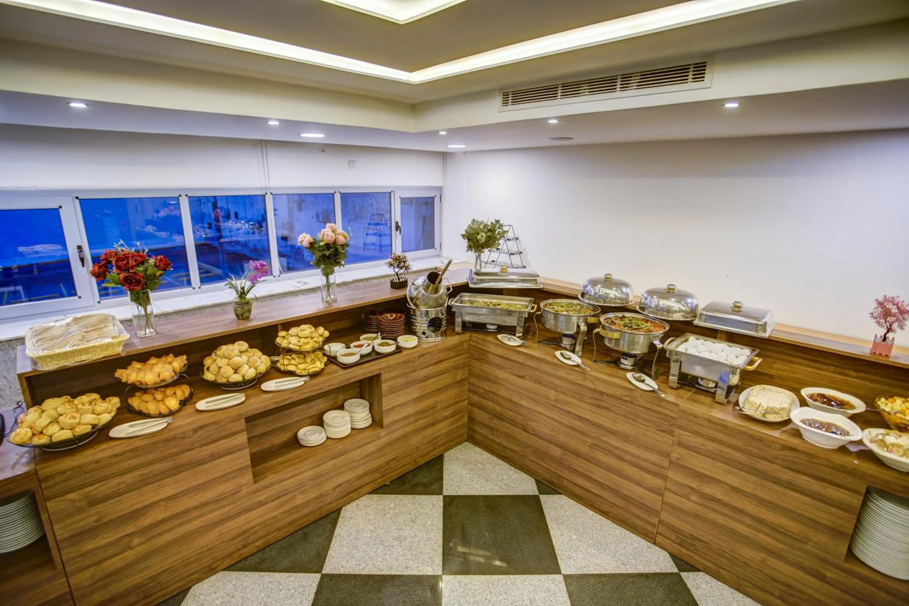 Restaurant/places to eat in Nairoukh Hotel Aqaba