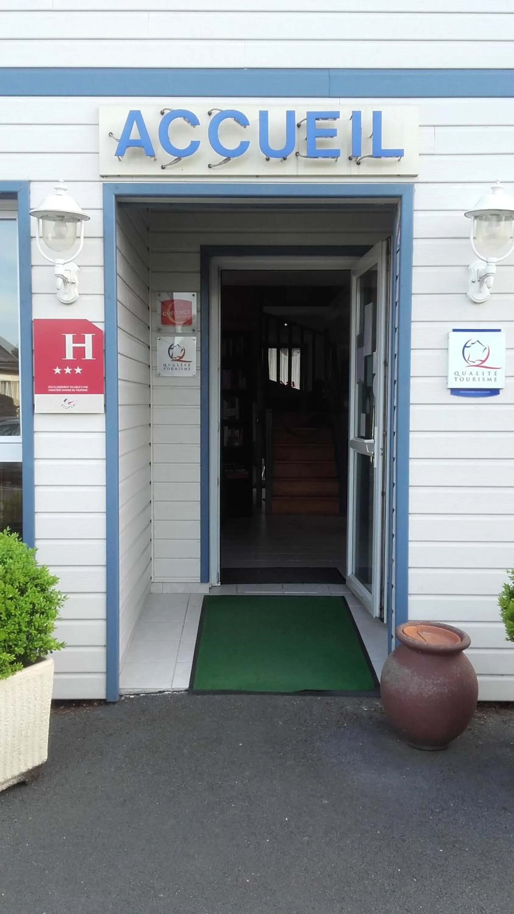 Facade/entrance in Contact hôtel - Hôtel Les Bleuets & SPA