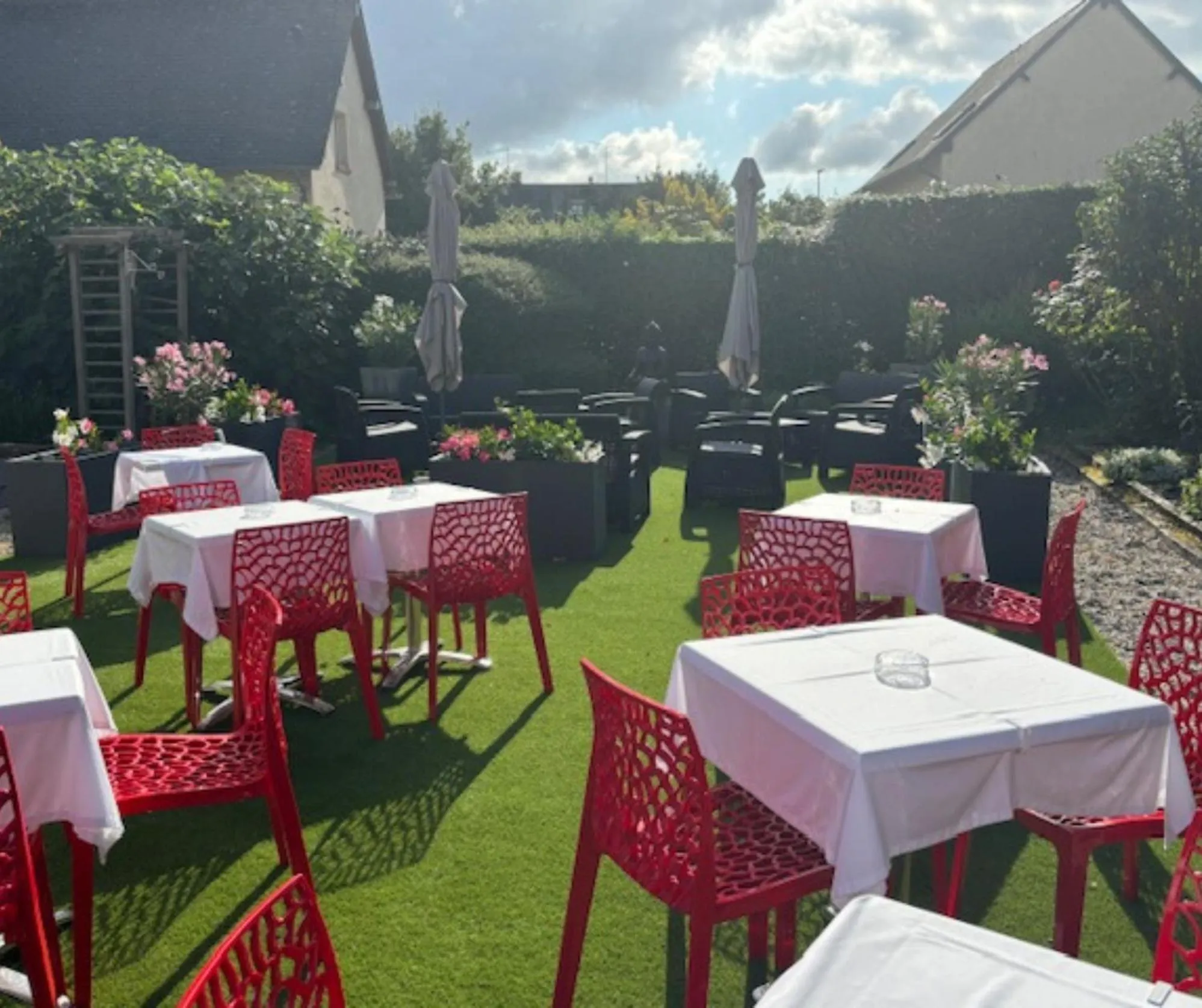 Patio in Contact hôtel - Hôtel Les Bleuets & SPA