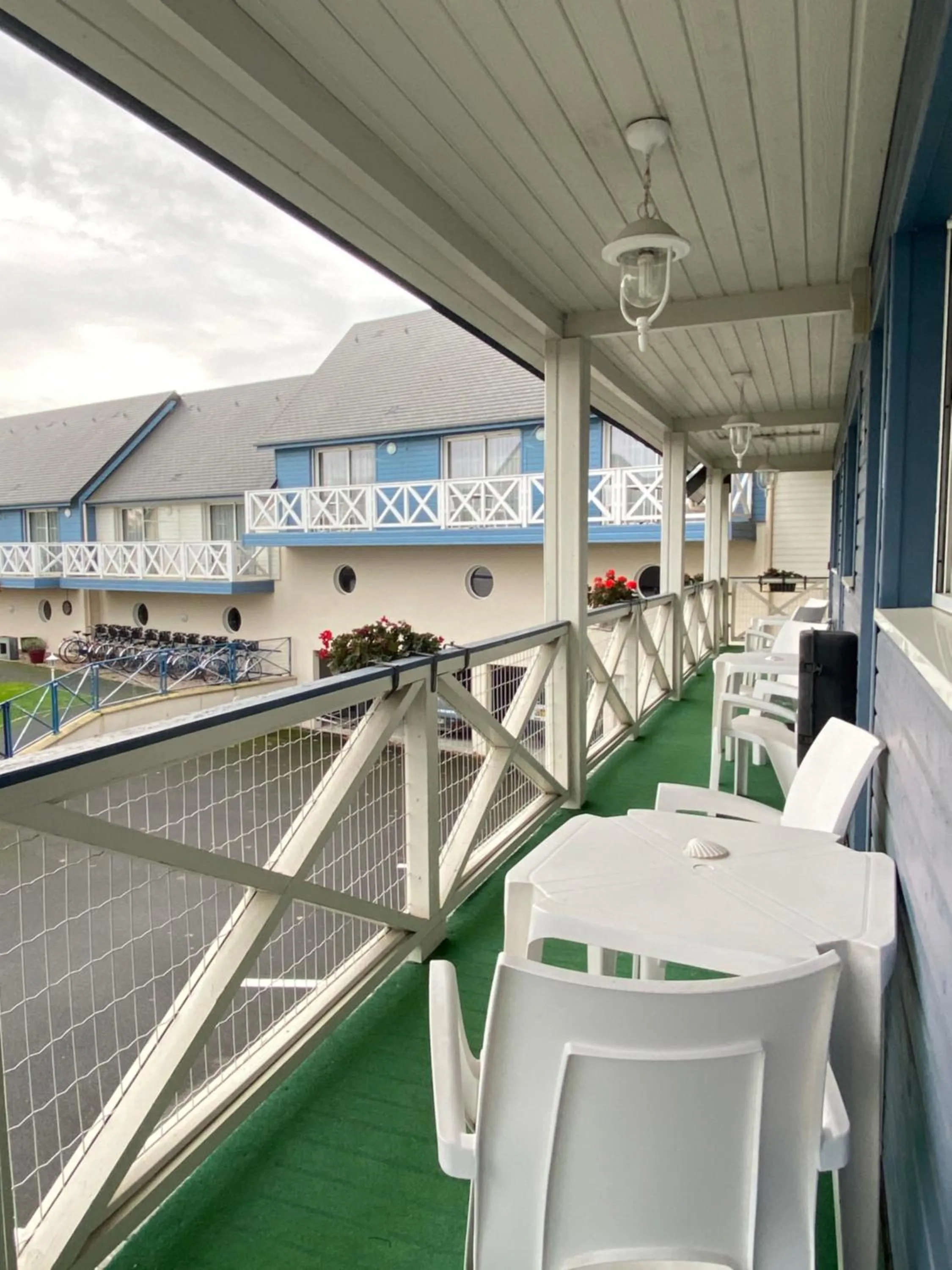 Patio in Contact hôtel - Hôtel Les Bleuets & SPA