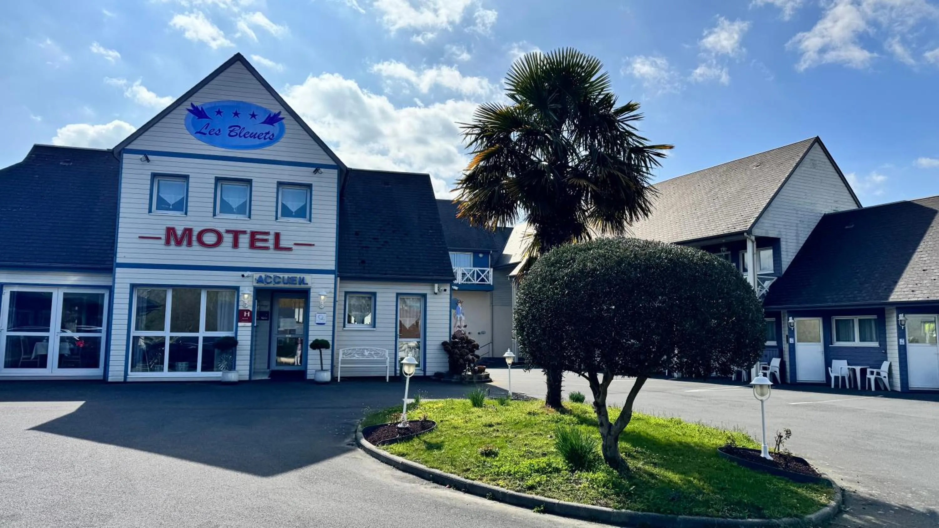 Facade/entrance in Contact hôtel - Hôtel Les Bleuets & SPA