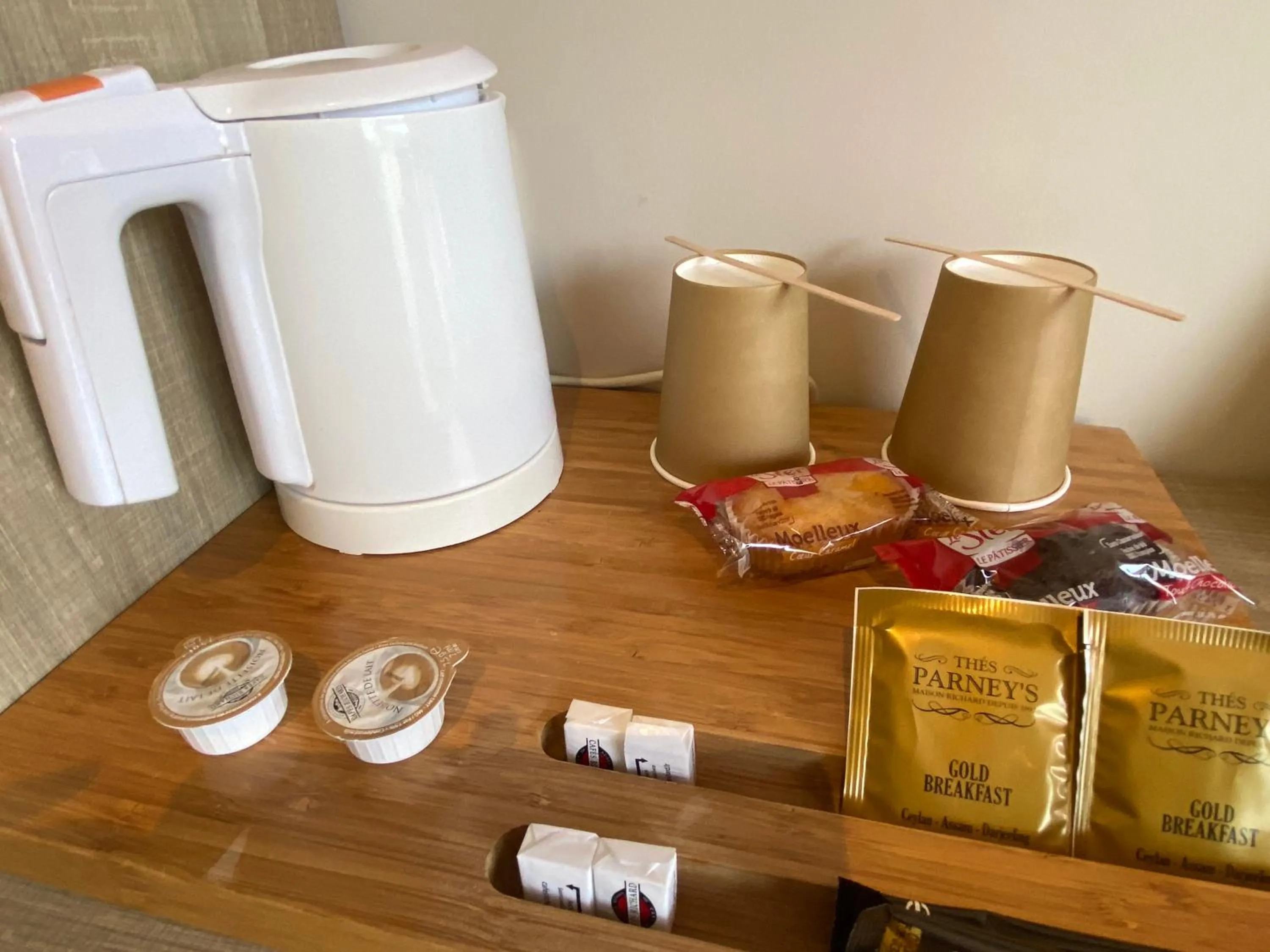 Coffee/tea facilities in Contact hôtel - Hôtel Les Bleuets & SPA