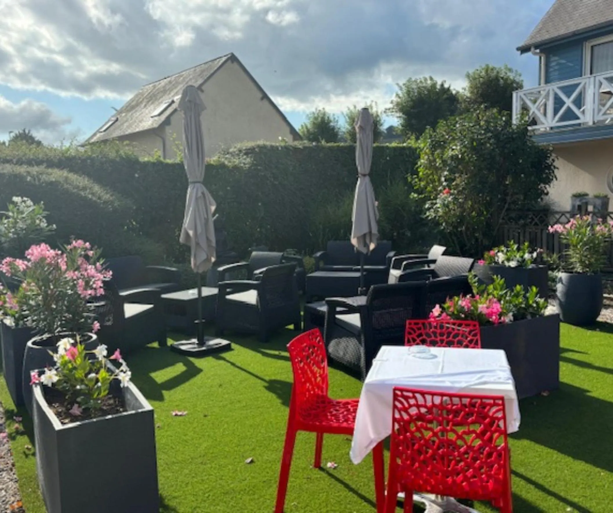 Patio in Contact hôtel - Hôtel Les Bleuets & SPA