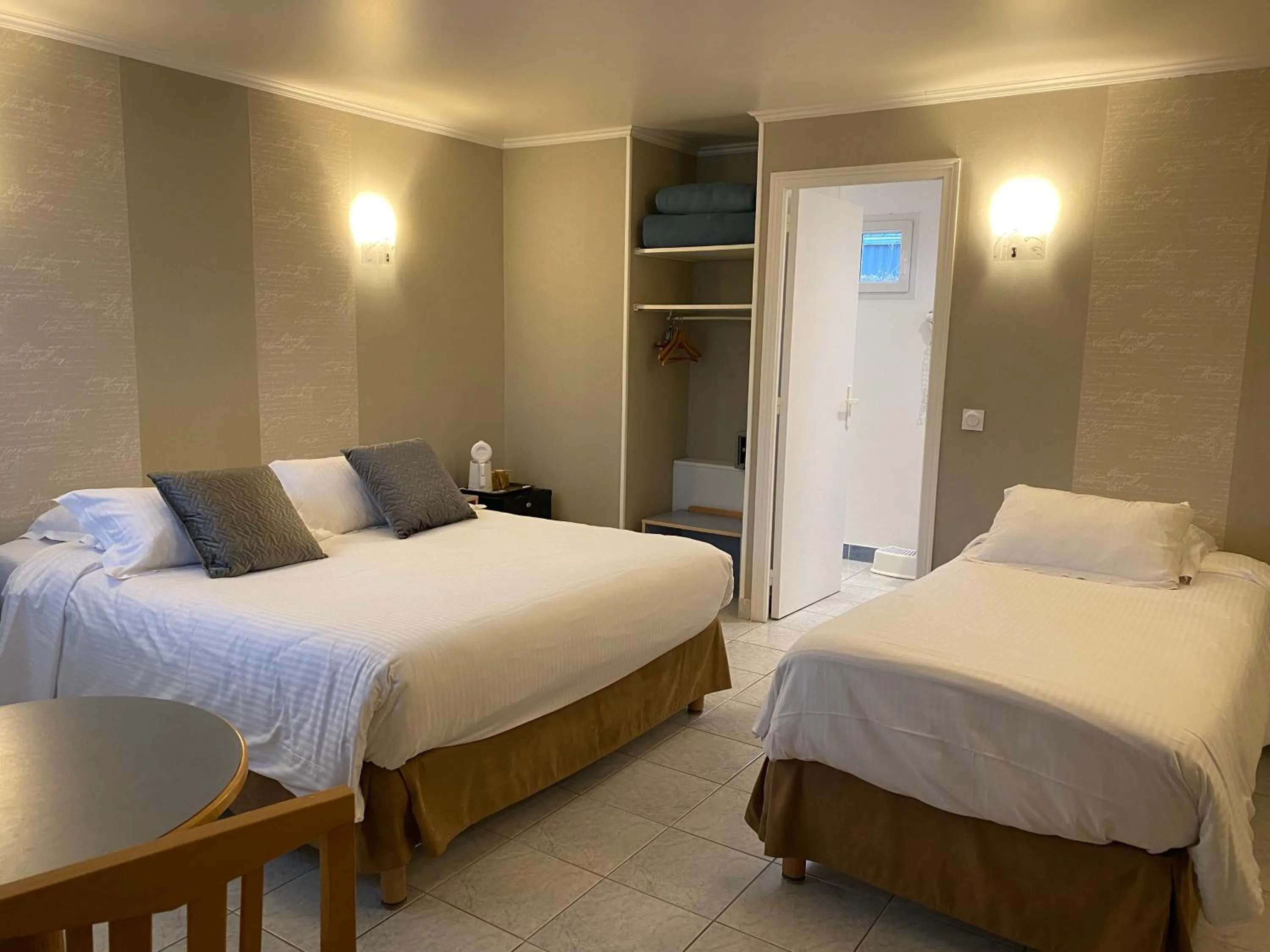 Bed in Contact hôtel - Hôtel Les Bleuets & SPA