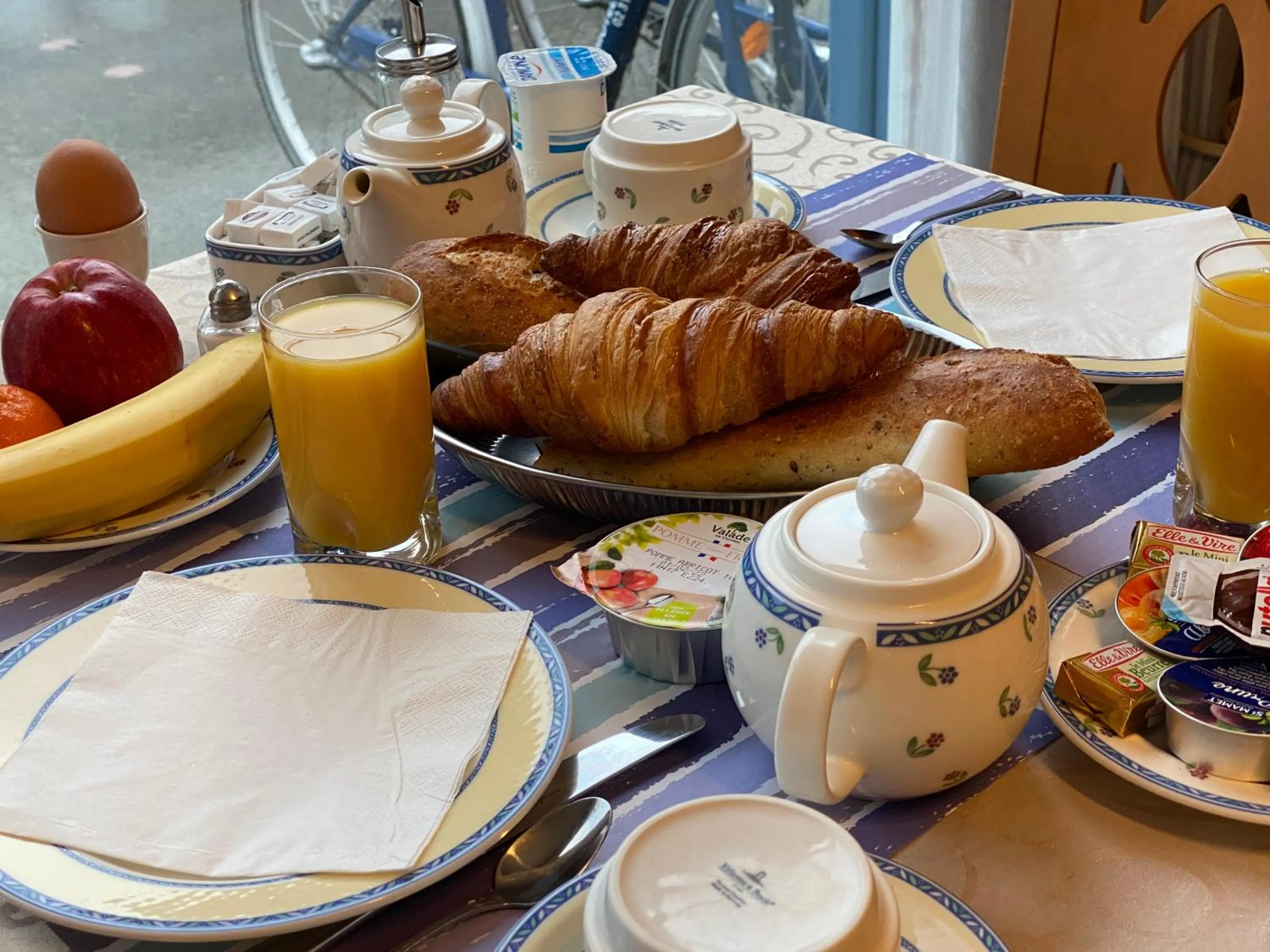 Breakfast in Contact hôtel - Hôtel Les Bleuets & SPA