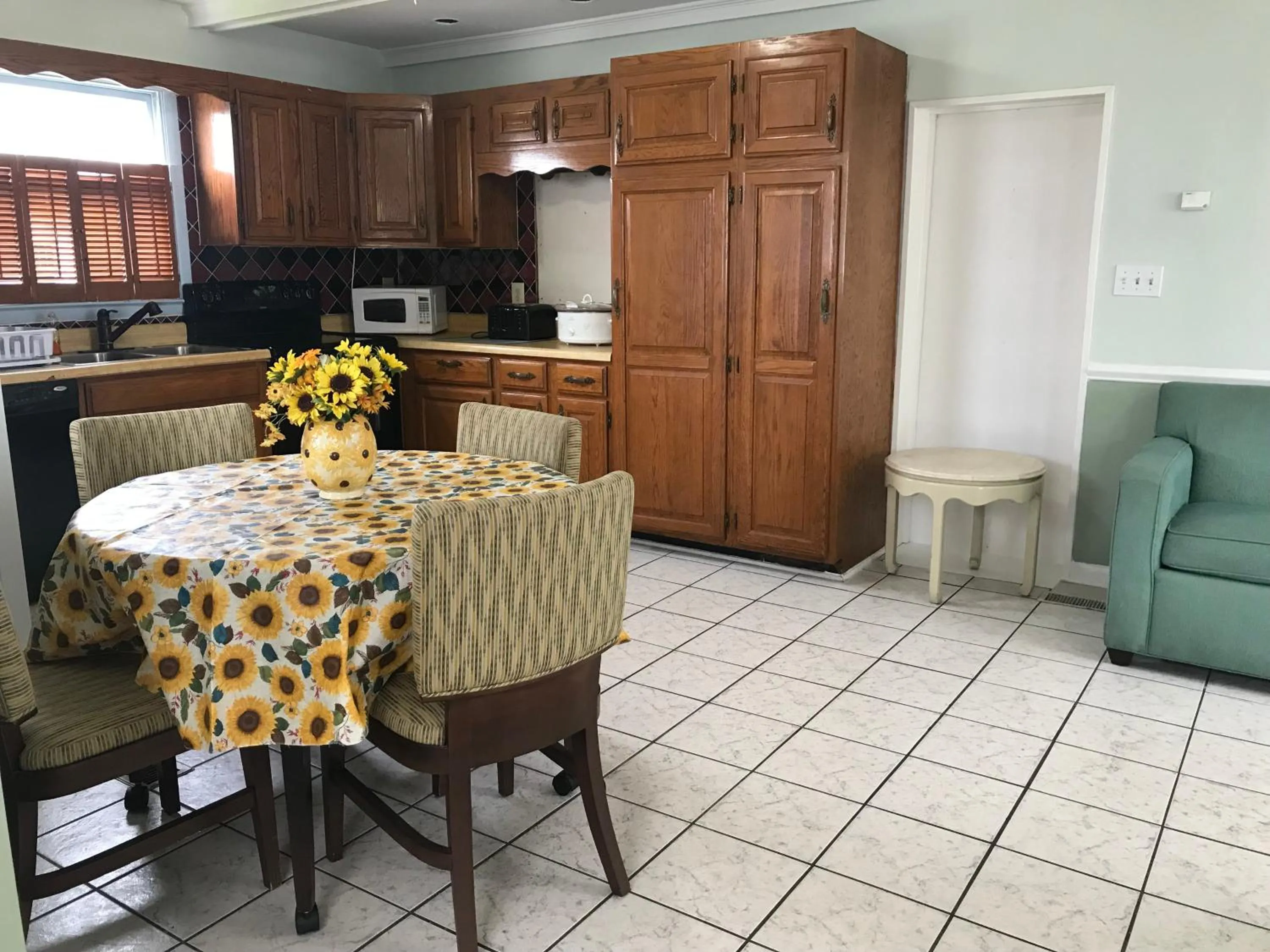 Dining area in Mallard Apartments