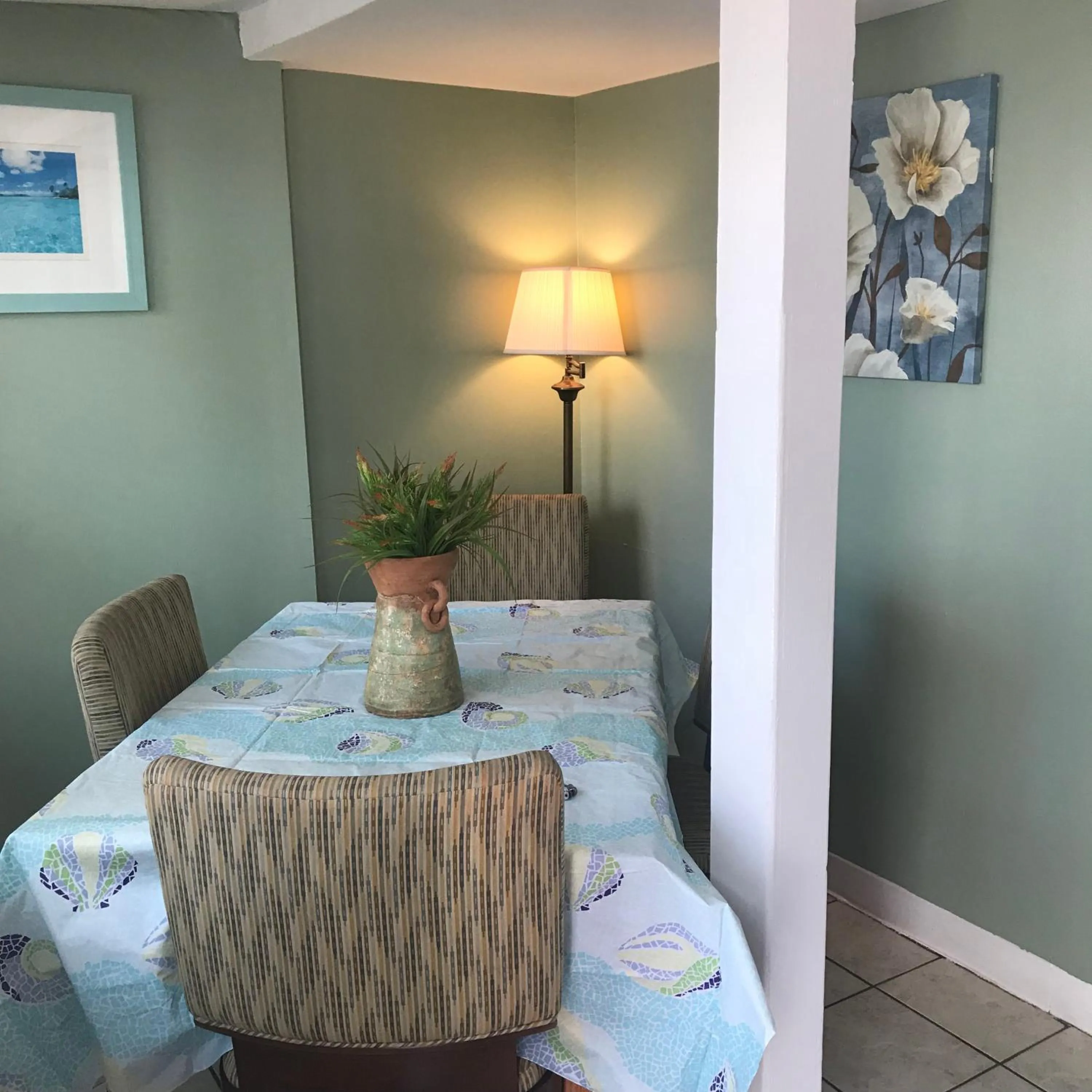 Dining area in Mallard Apartments