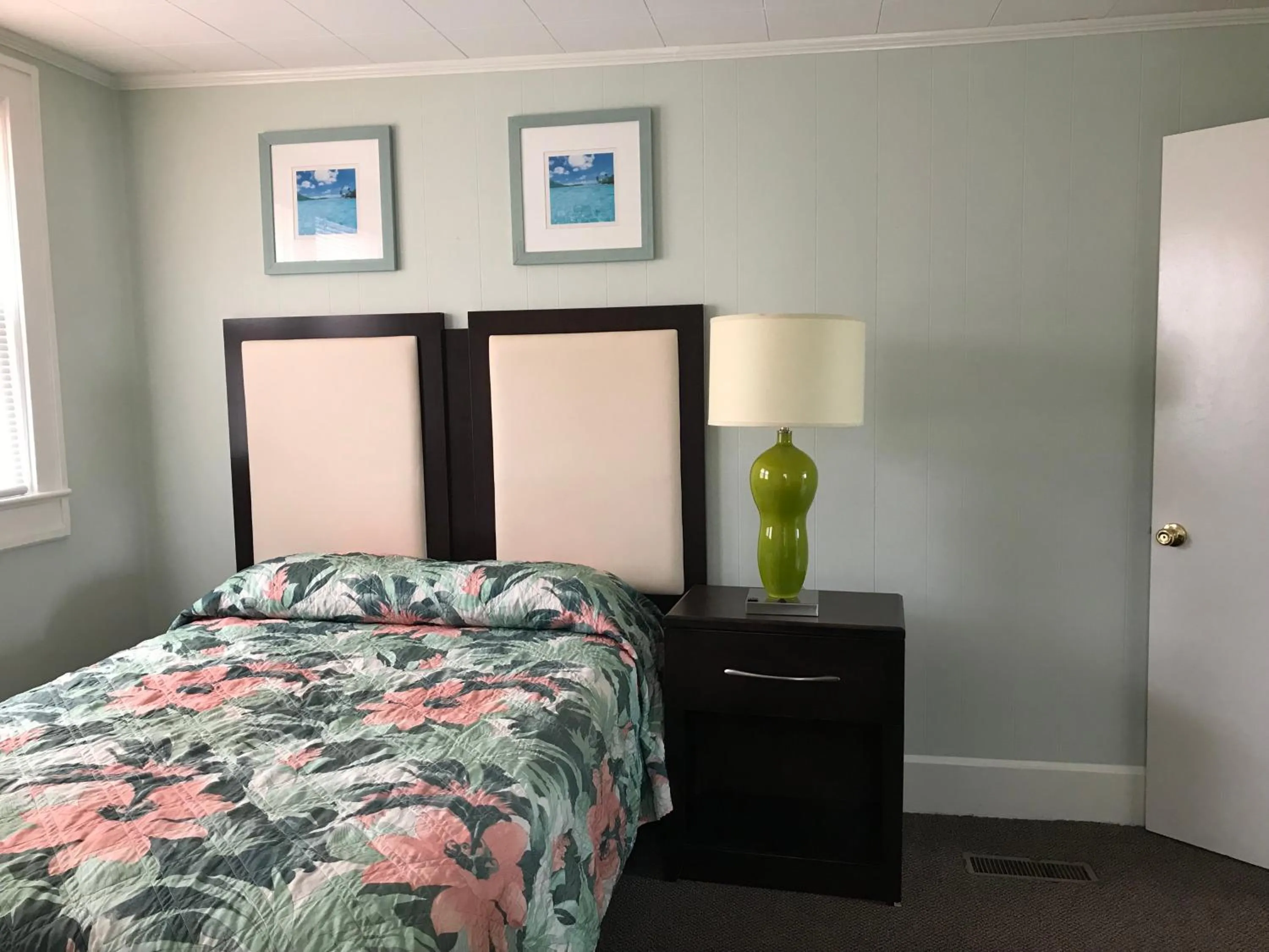 Bedroom, Bed in Mallard Apartments