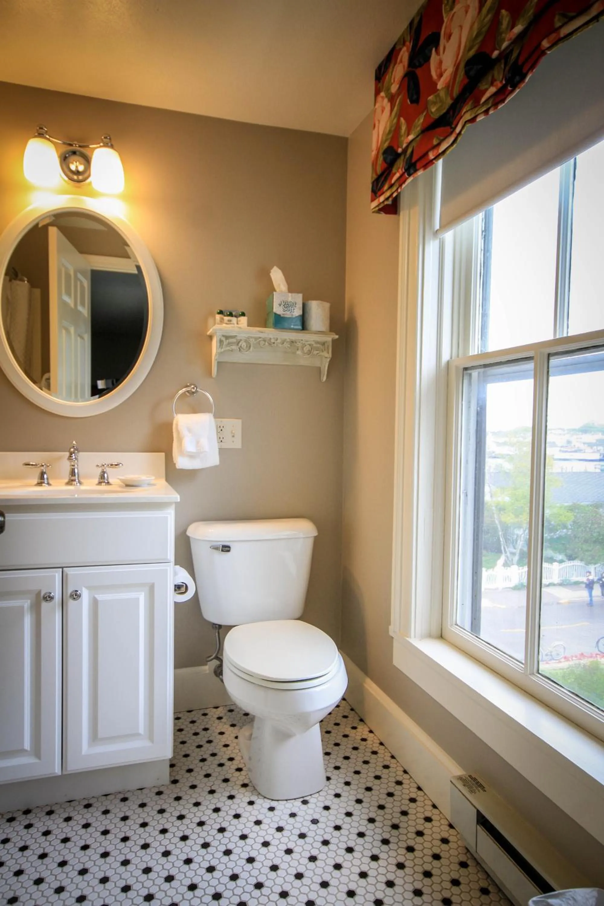 Bathroom in Harbour View Inn