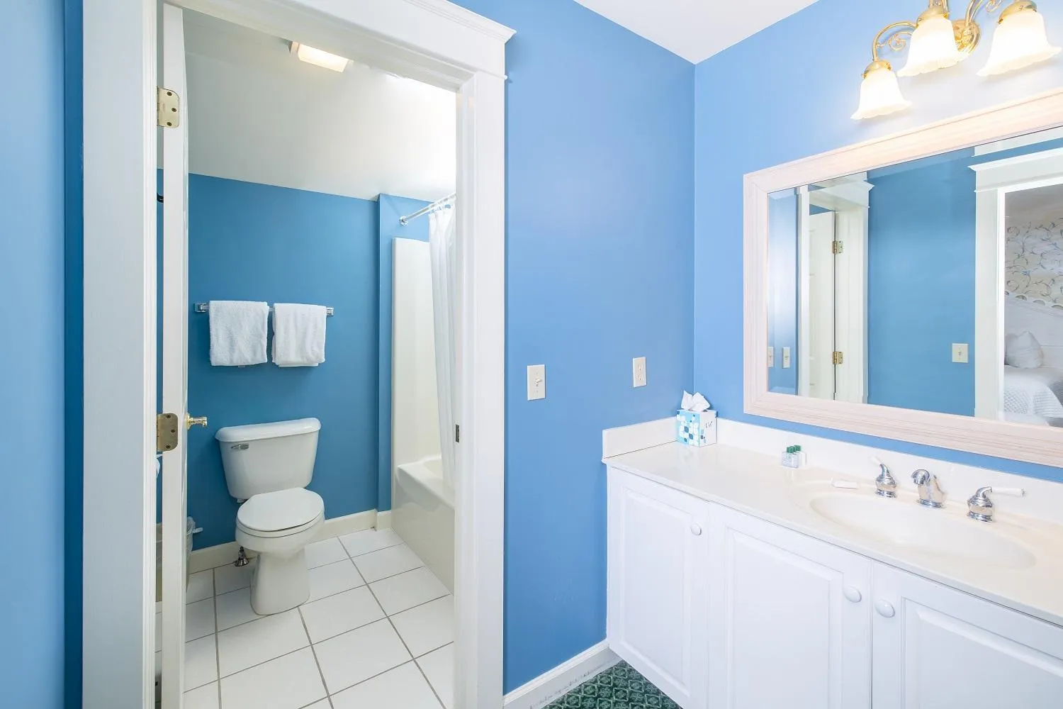 Toilet in Harbour View Inn