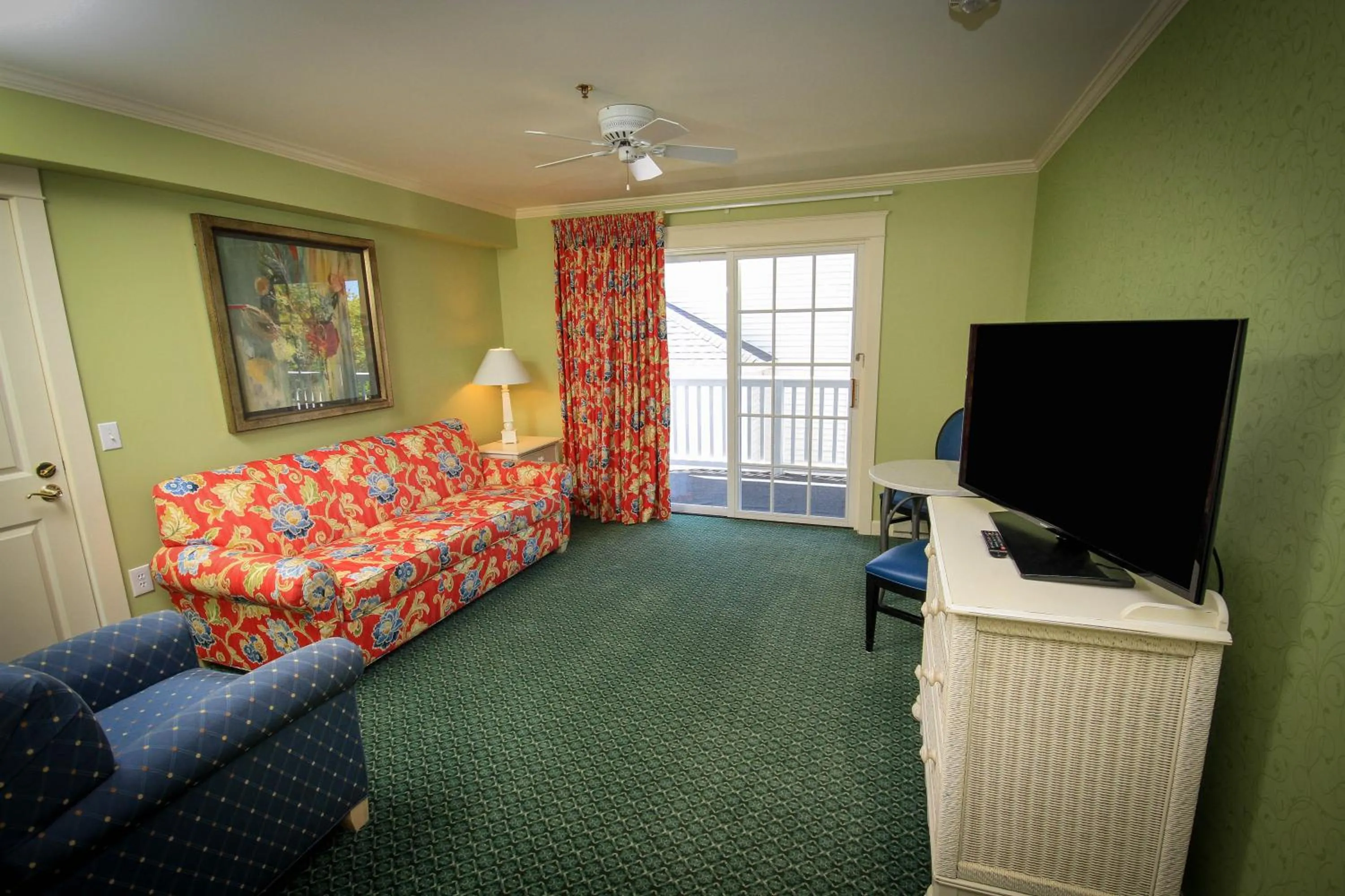 Living room in Harbour View Inn