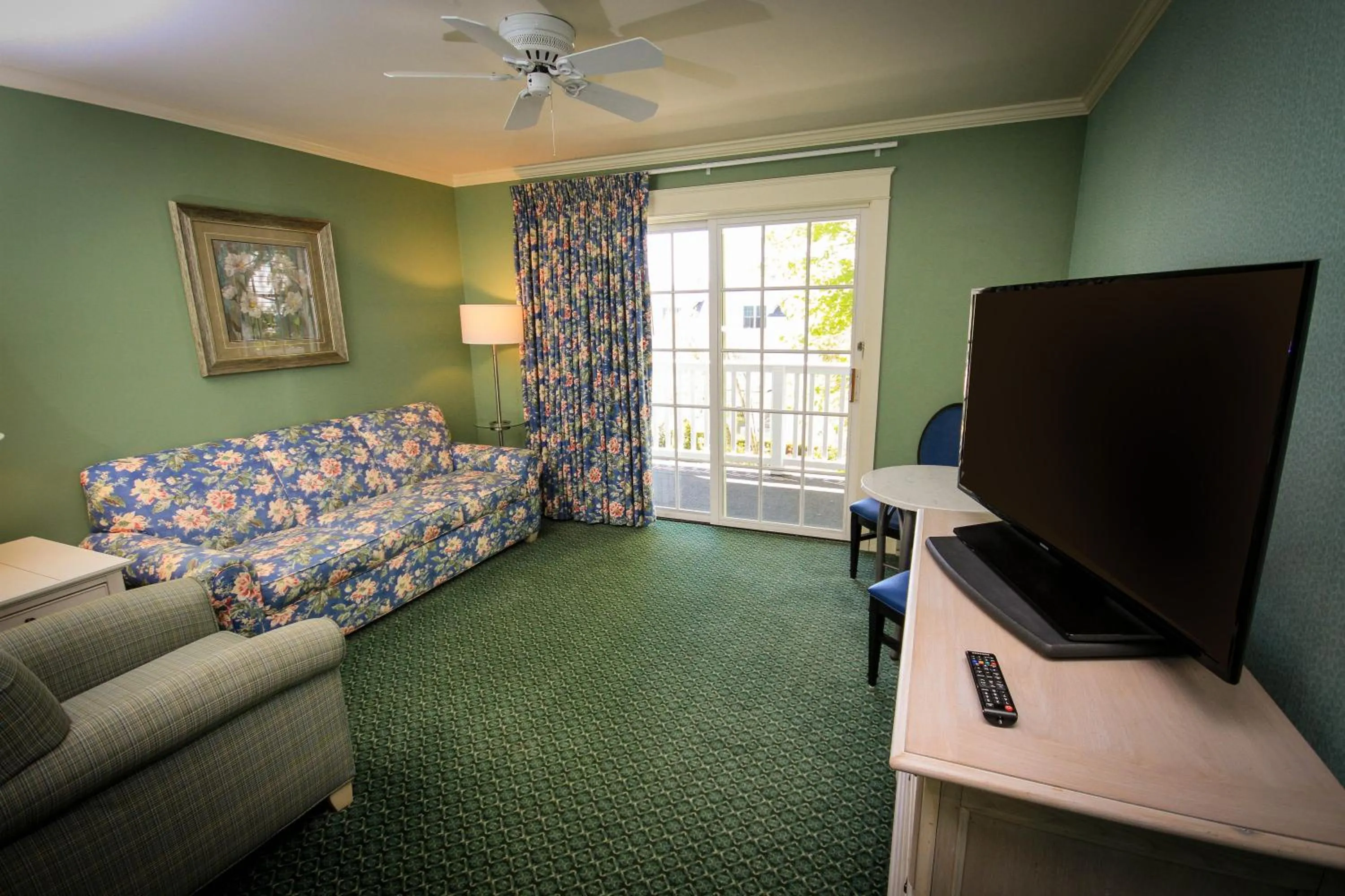 Living room in Harbour View Inn