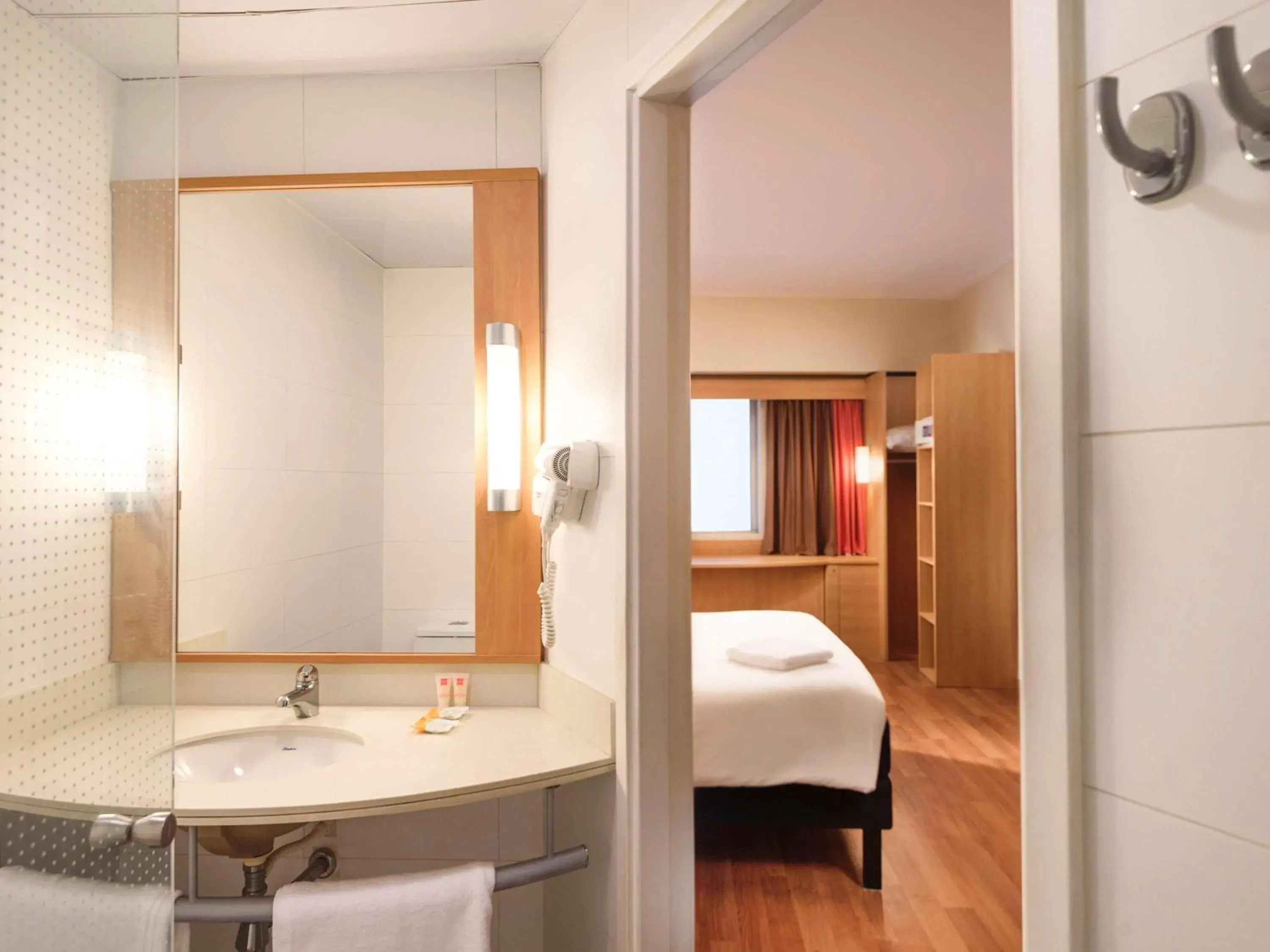 Standard Queen Room in ibis Valparaiso Standard Queen Room in ibis Valparaiso