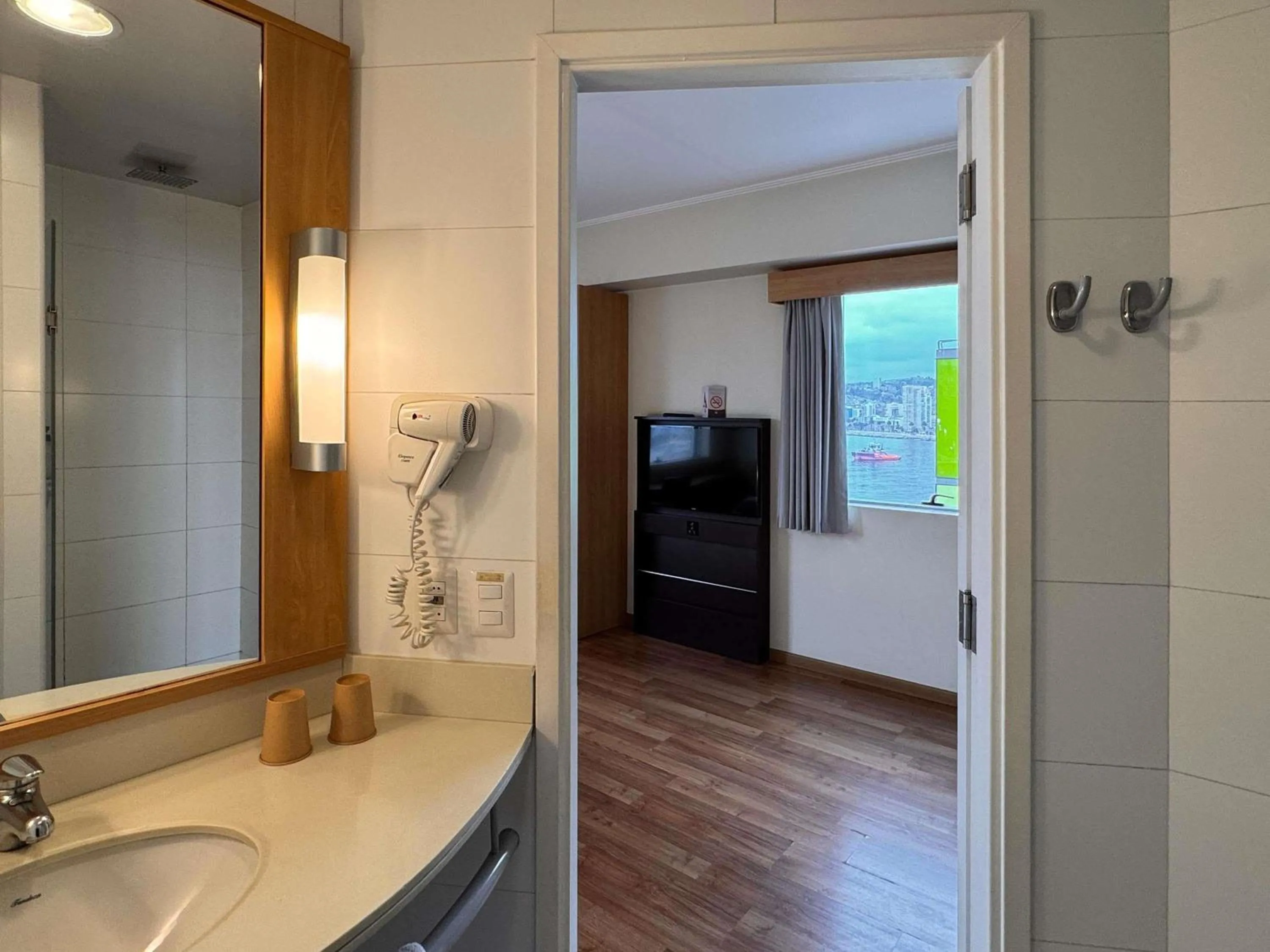 Bedroom in ibis Valparaiso