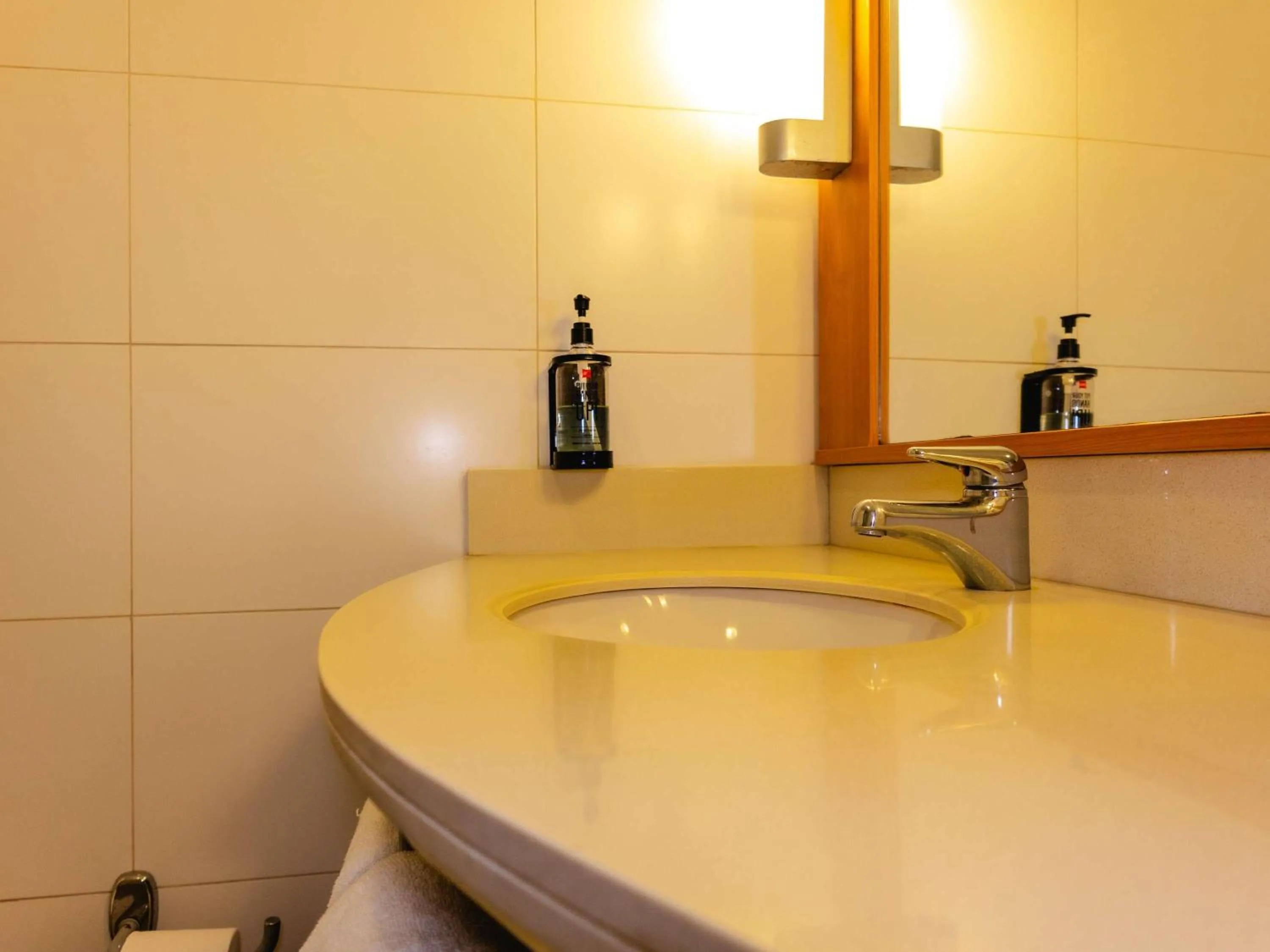 Bedroom in ibis Valparaiso