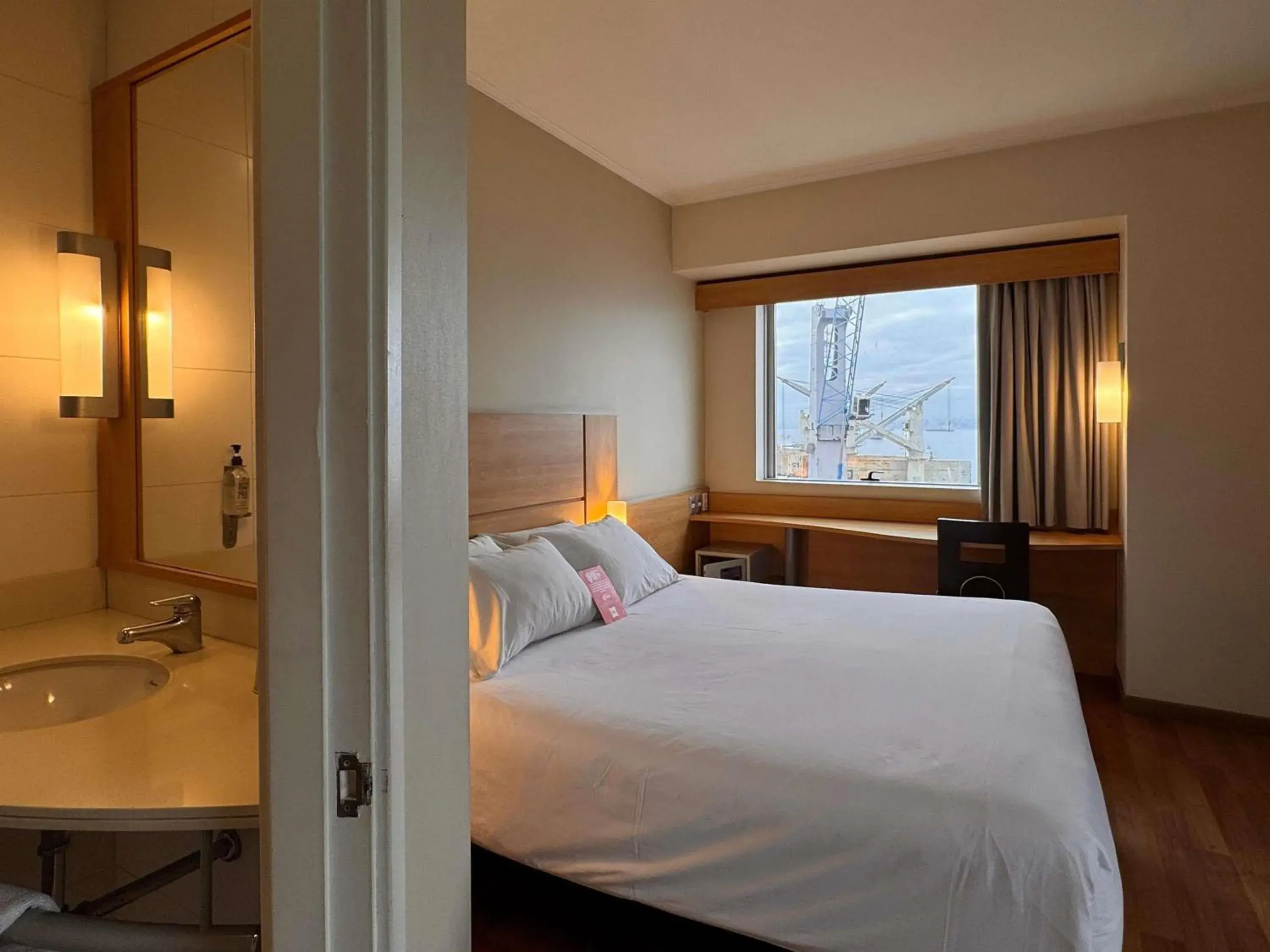 Queen Room with Sea View in ibis Valparaiso Queen Room with Sea View in ibis Valparaiso