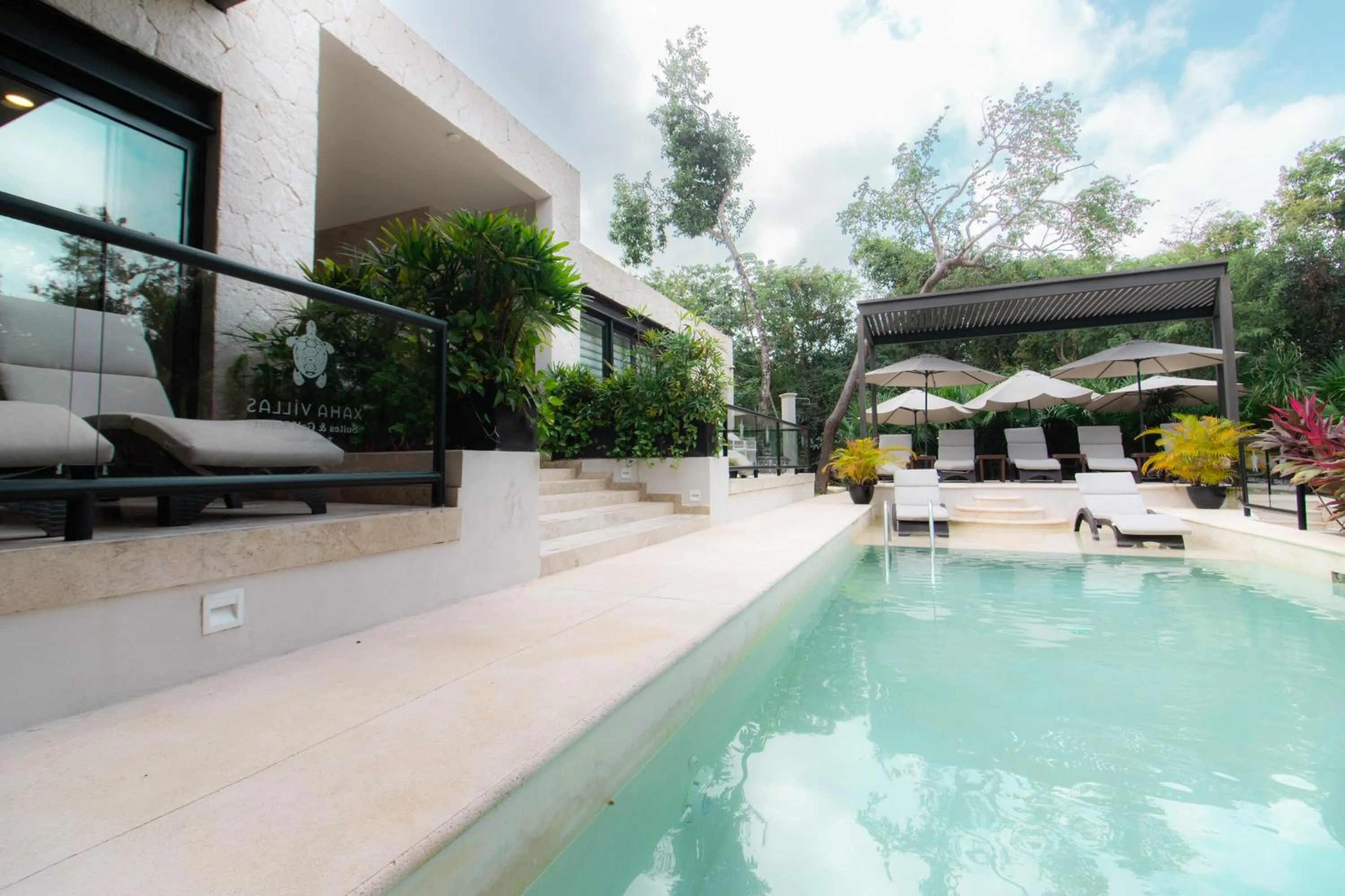 Swimming pool in Xaha Villas Suites & Golf Resort