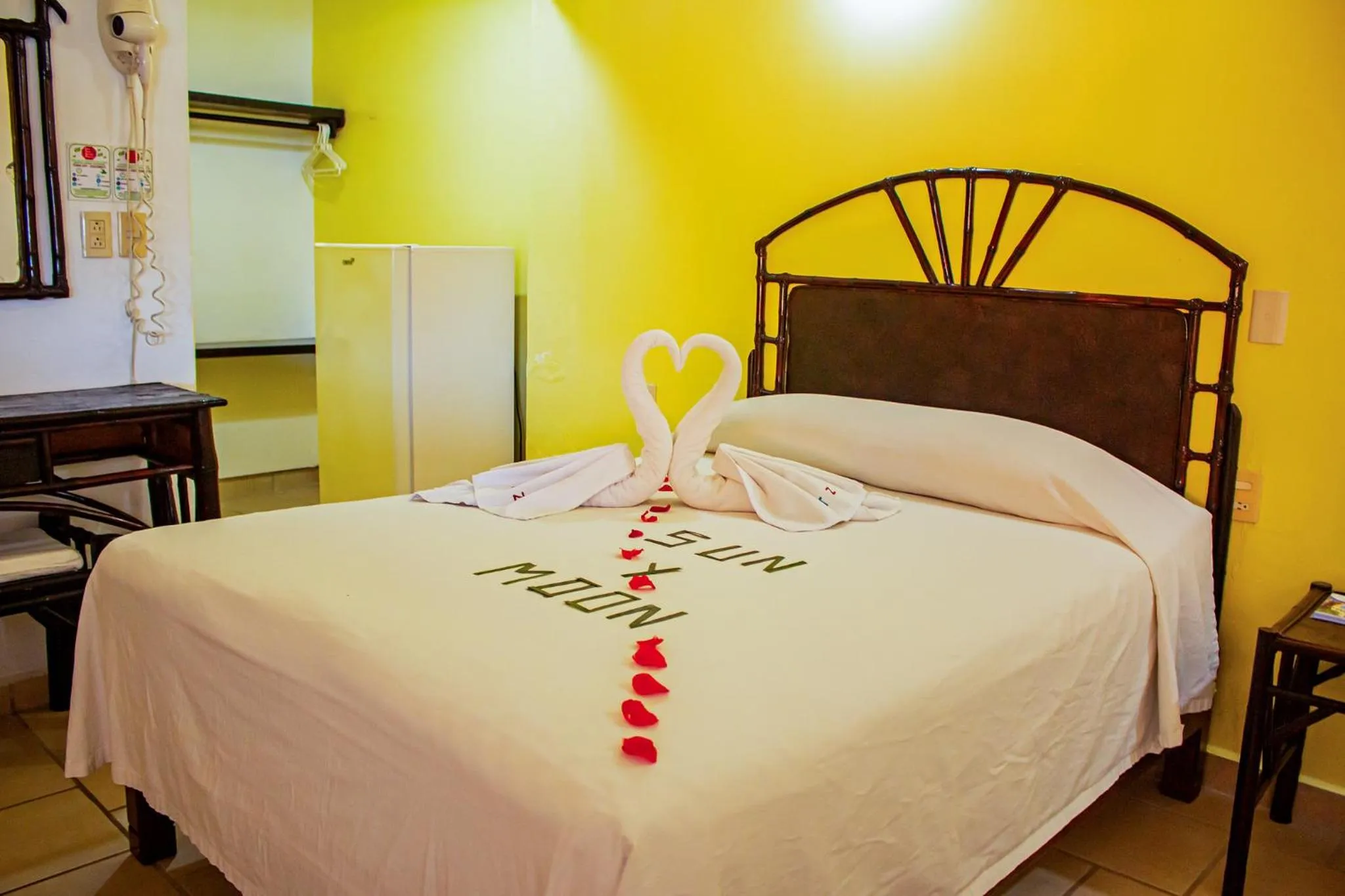 Photo of the whole room, Bed in Hotel Casa Sun and Moon