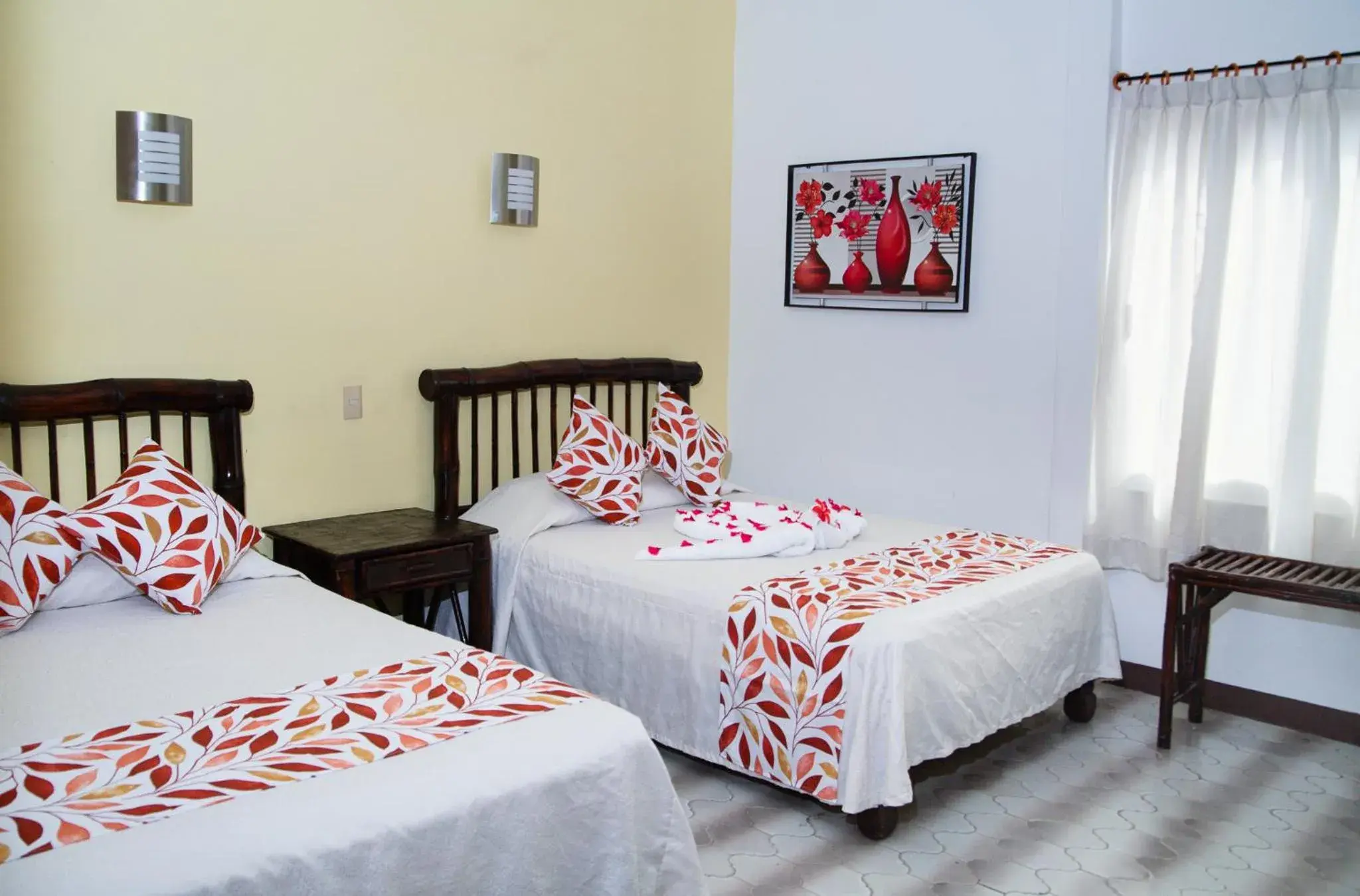 Photo of the whole room, Bed in Hotel Zihua Caracol Photo of the whole room, Bed in Hotel Zihua Caracol