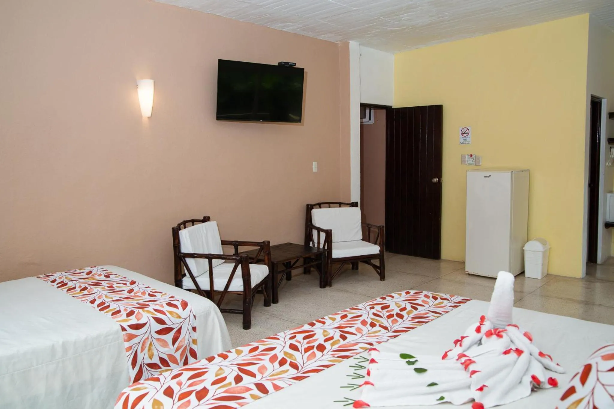 Photo of the whole room, Bed in Hotel Zihua Caracol