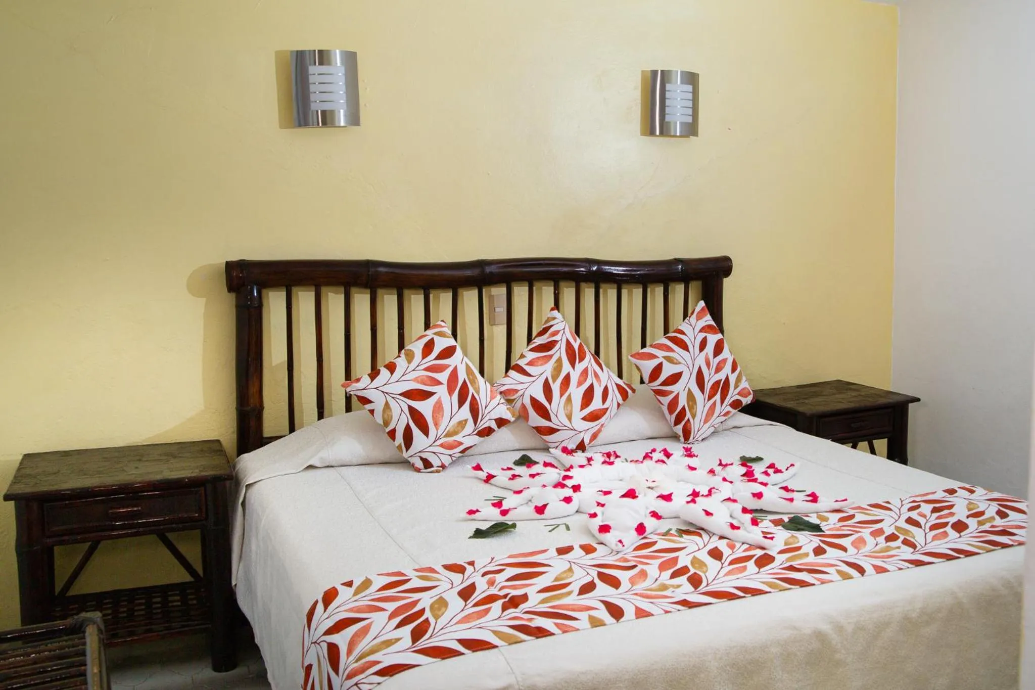 Bed in Hotel Zihua Caracol