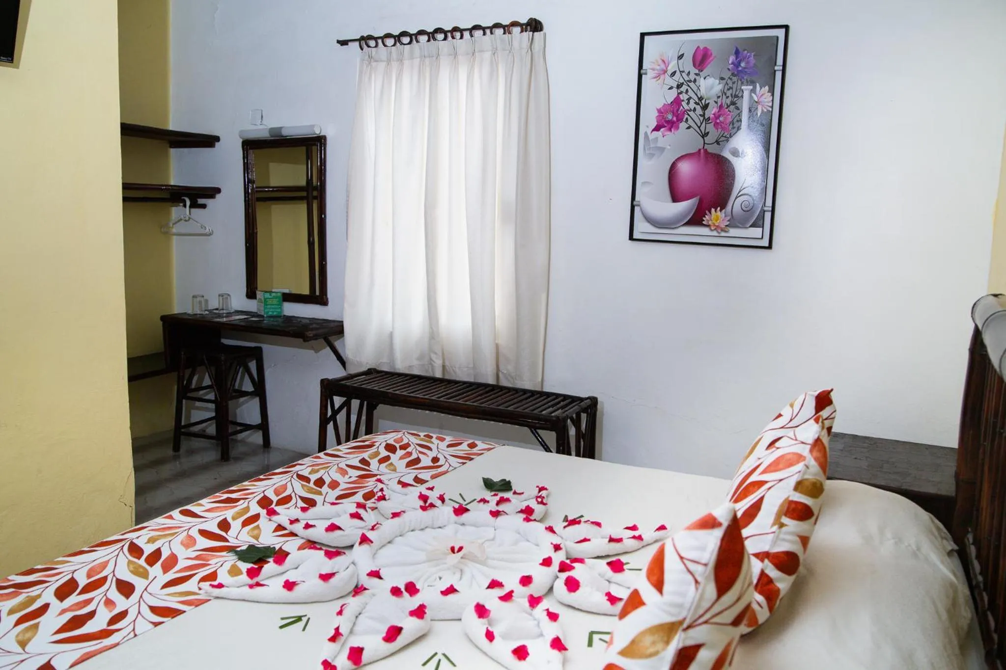 Photo of the whole room, Bed in Hotel Zihua Caracol