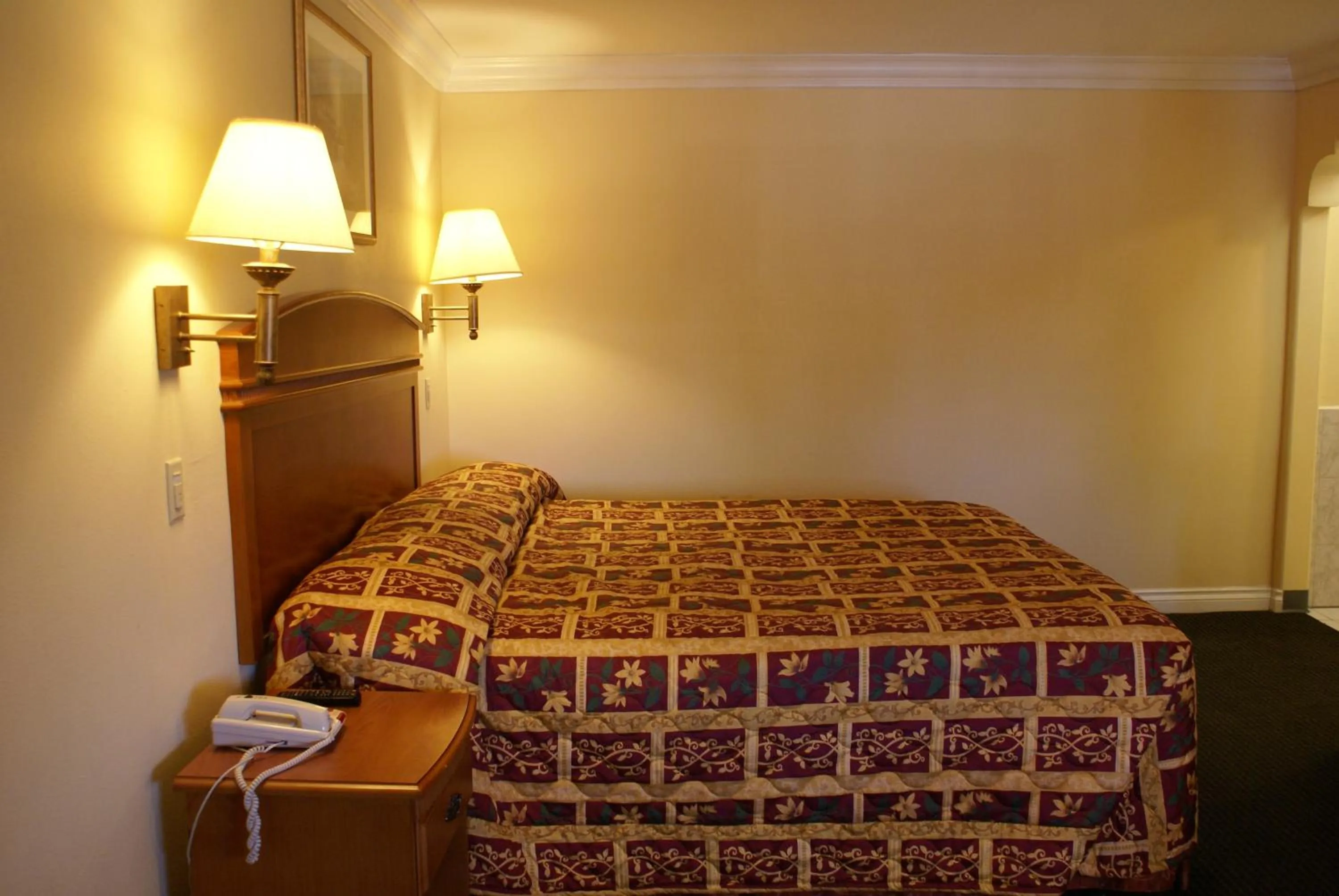 Bedroom, Bed in Colony Inn