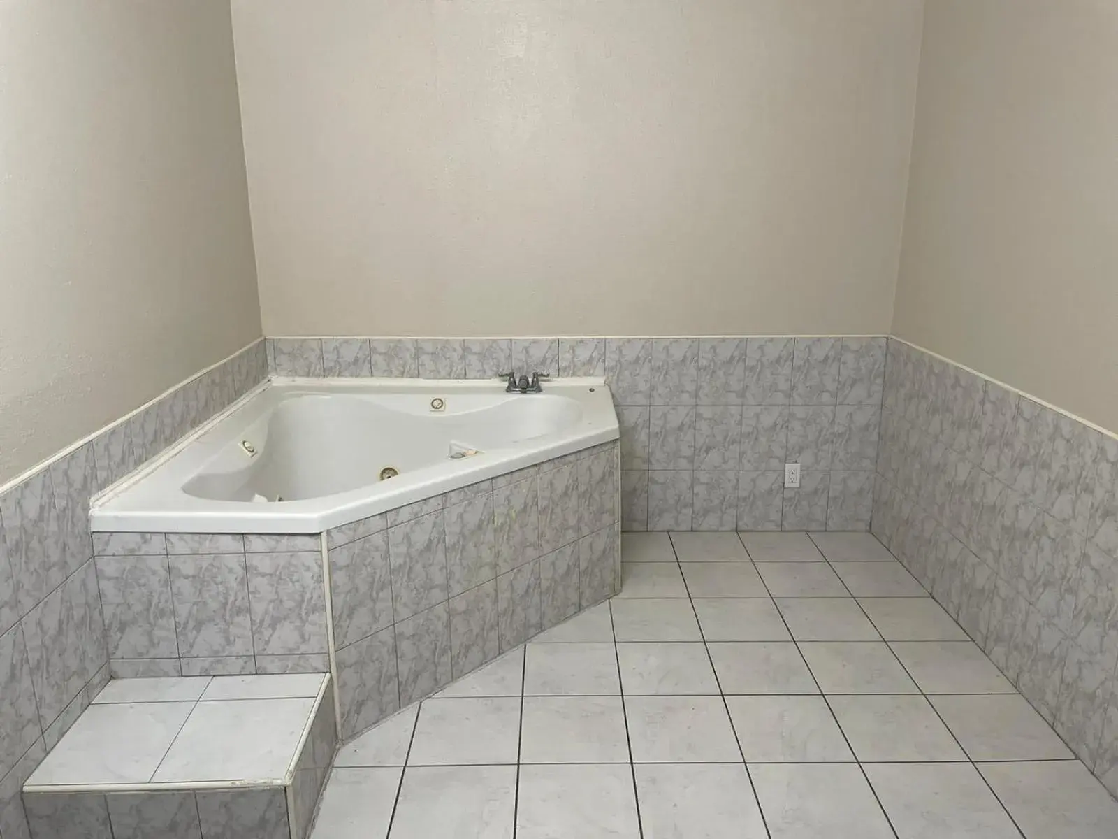 King Suite with Spa Bath in Colony Inn King Suite with Spa Bath in Colony Inn