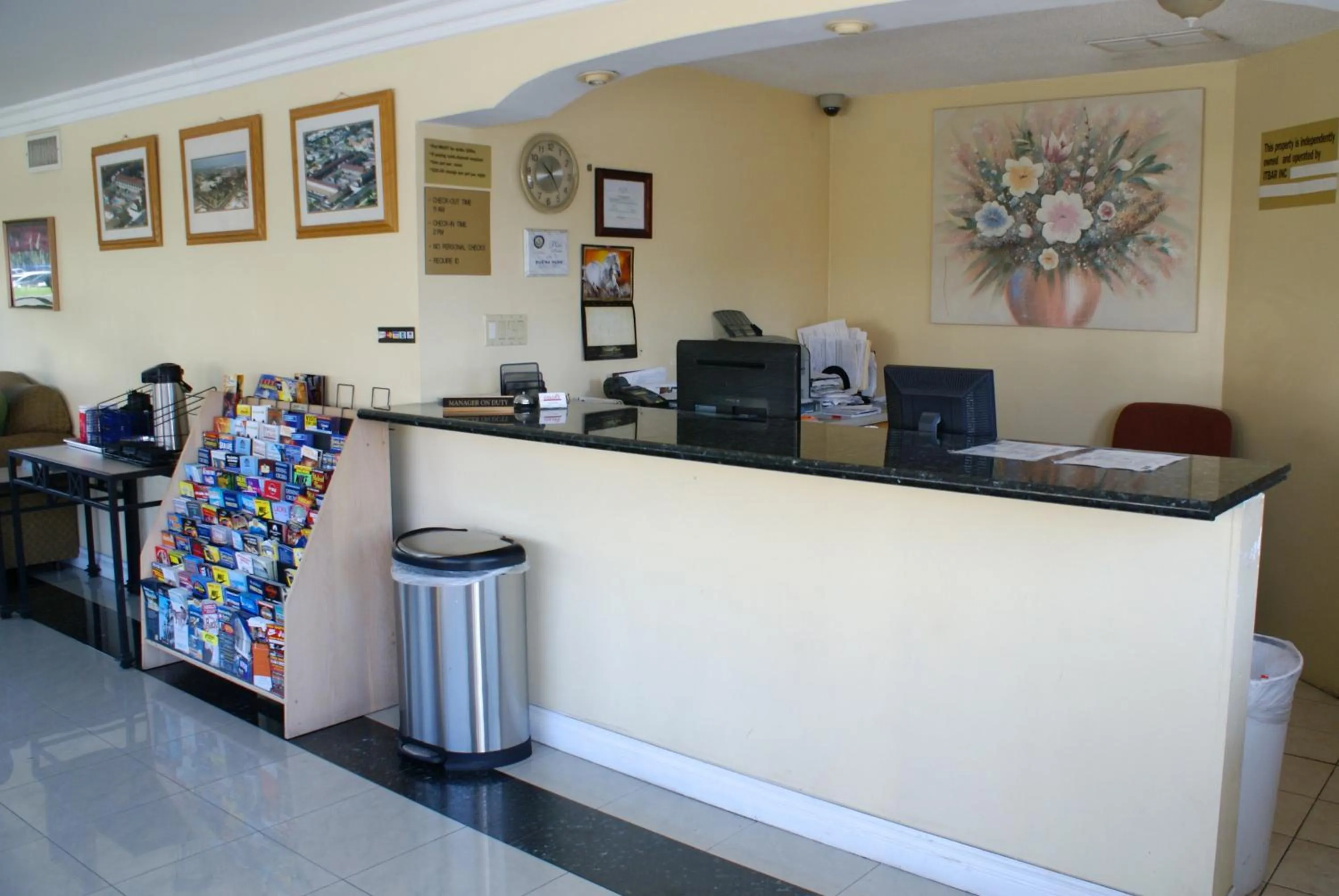 Lobby or reception in Colony Inn