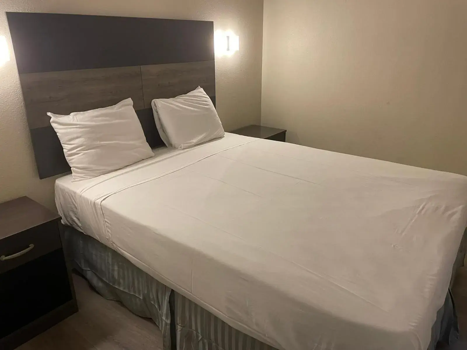 Bed in Colony Inn Bed in Colony Inn