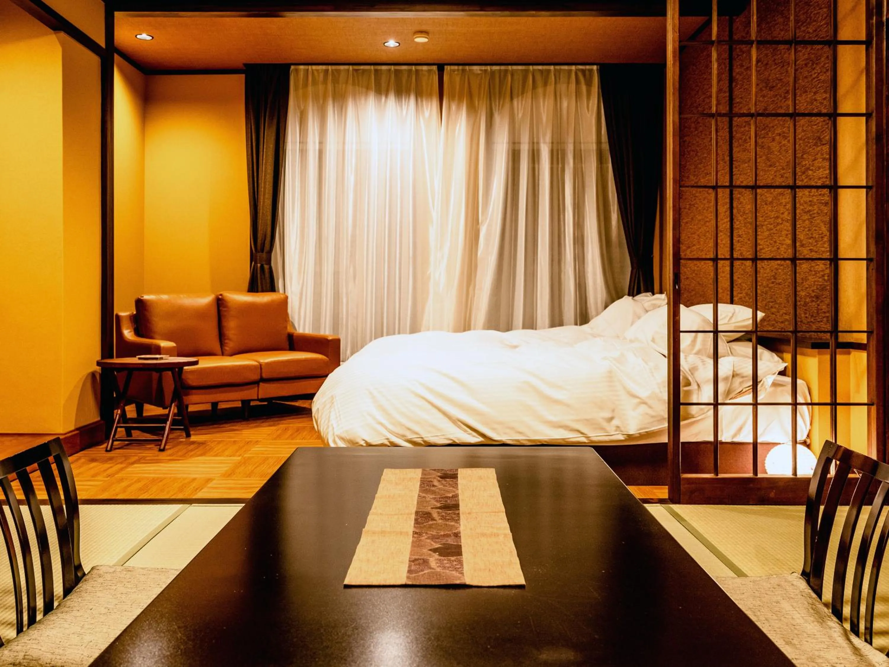 Photo of the whole room, Bed in Toeikan