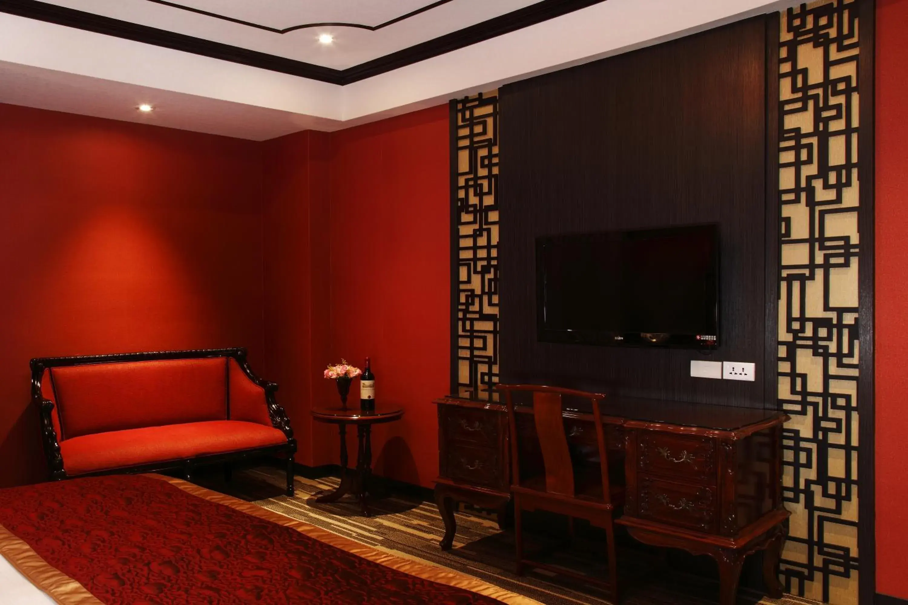 TV and multimedia, TV/Entertainment Center in Grace Hotel