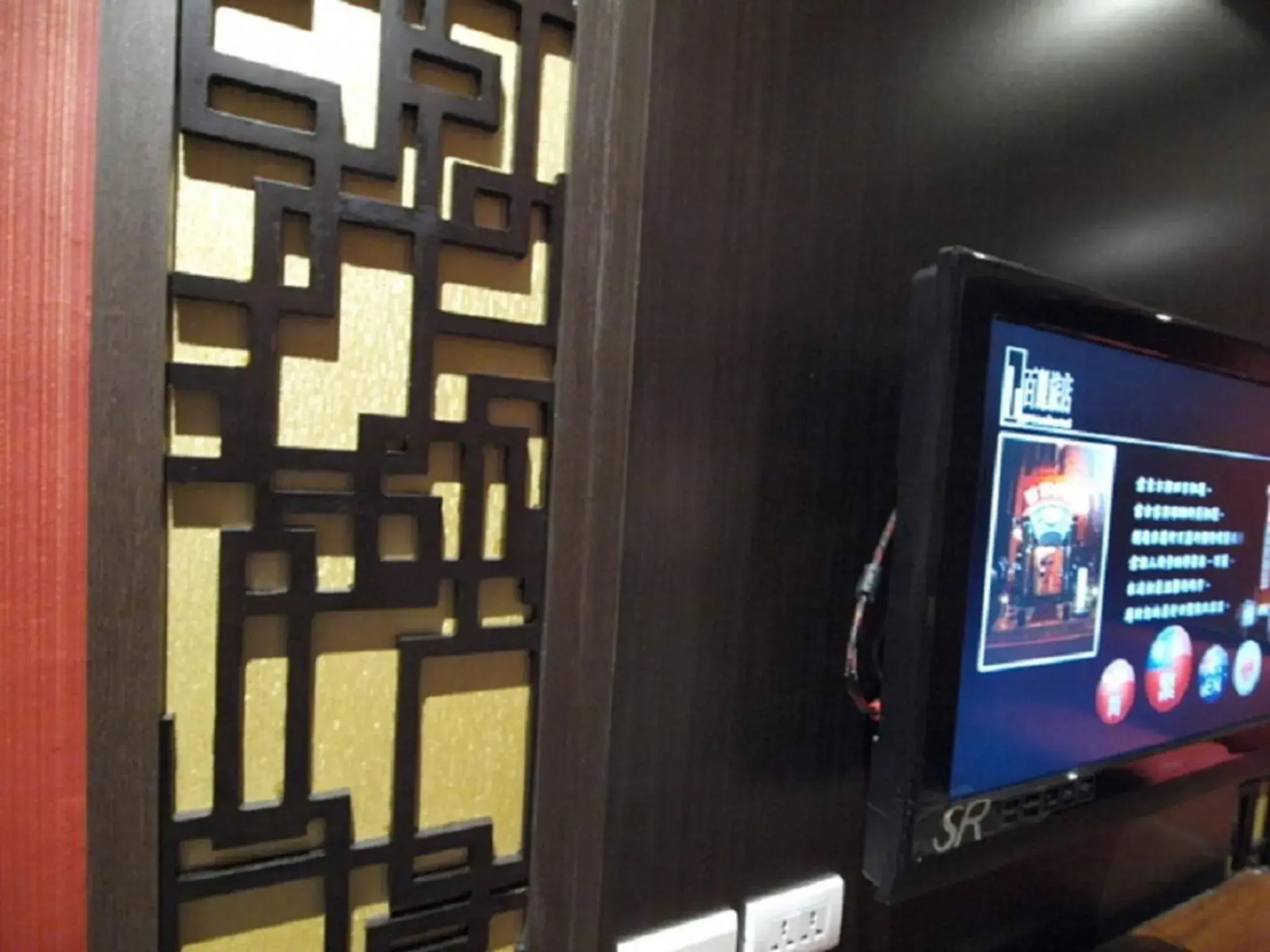 TV and multimedia, TV/Entertainment Center in Grace Hotel