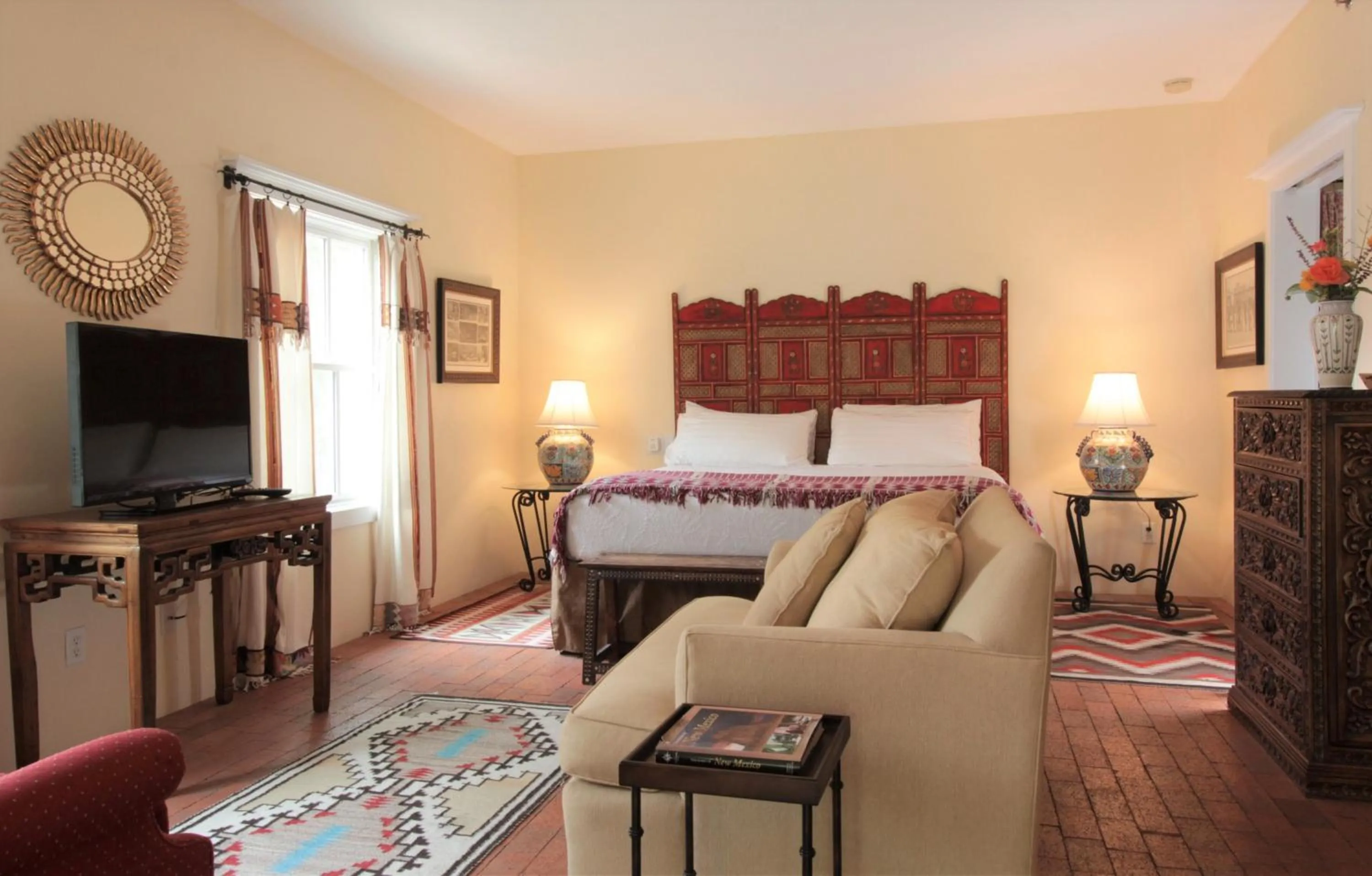 Deluxe King Suite in Casa Blanca Inn and Suites