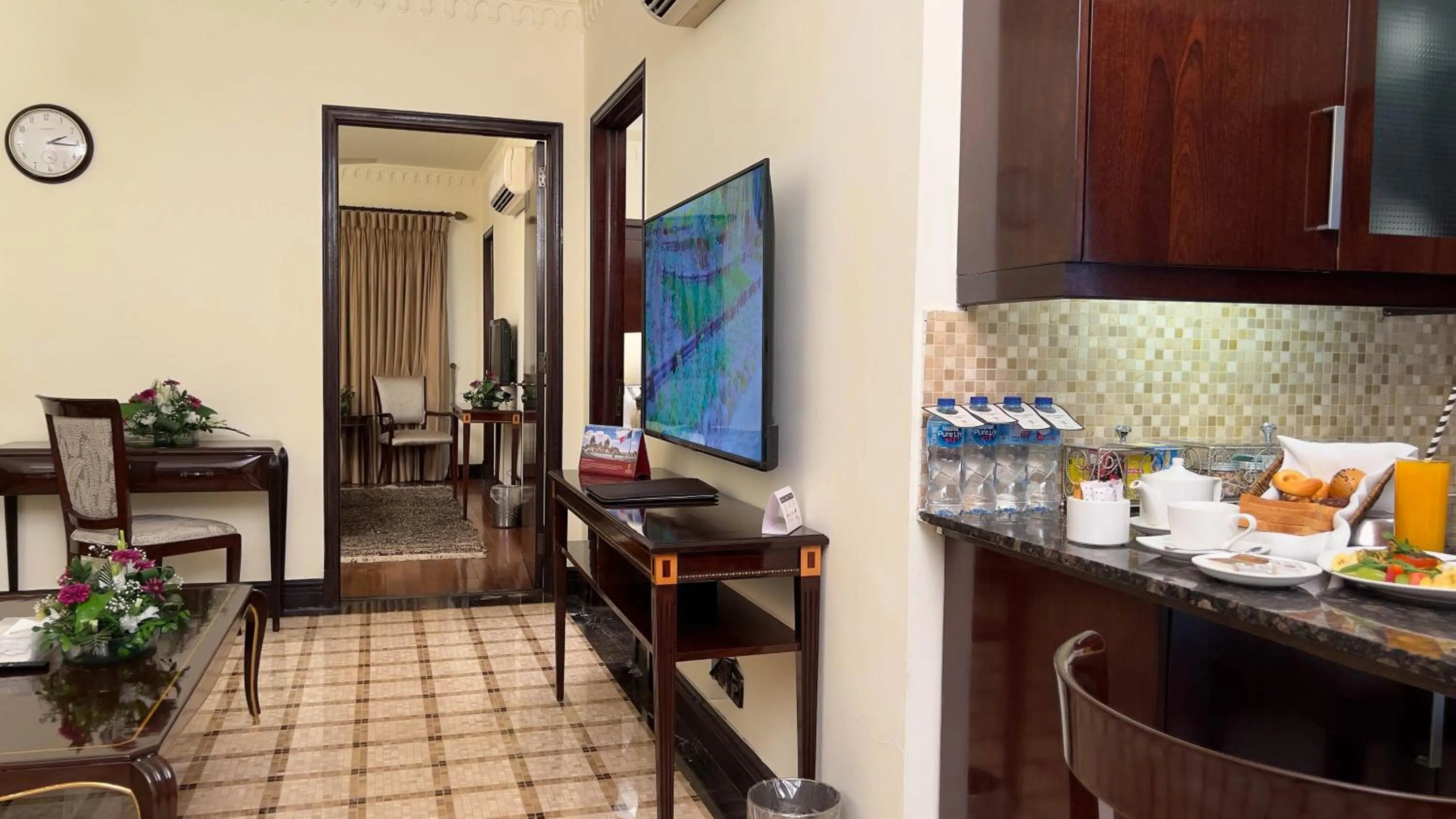 TV and multimedia in Heritage Luxury Suites All Suite Hotel