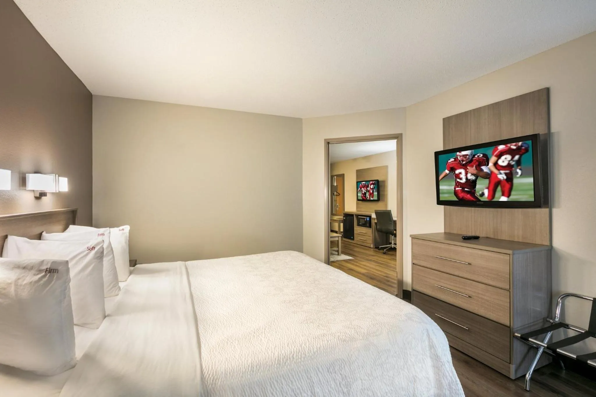 Bedroom, Bed in Red Roof Inn PLUS+ Boston - Logan