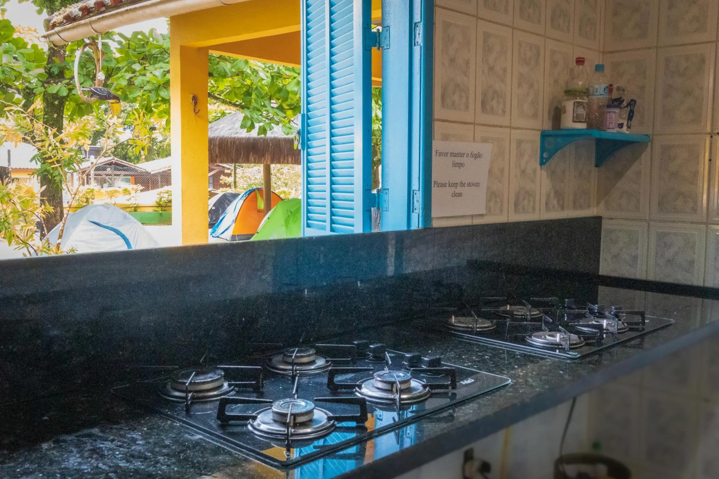 Communal kitchen in Raio de Sol pousada & camping