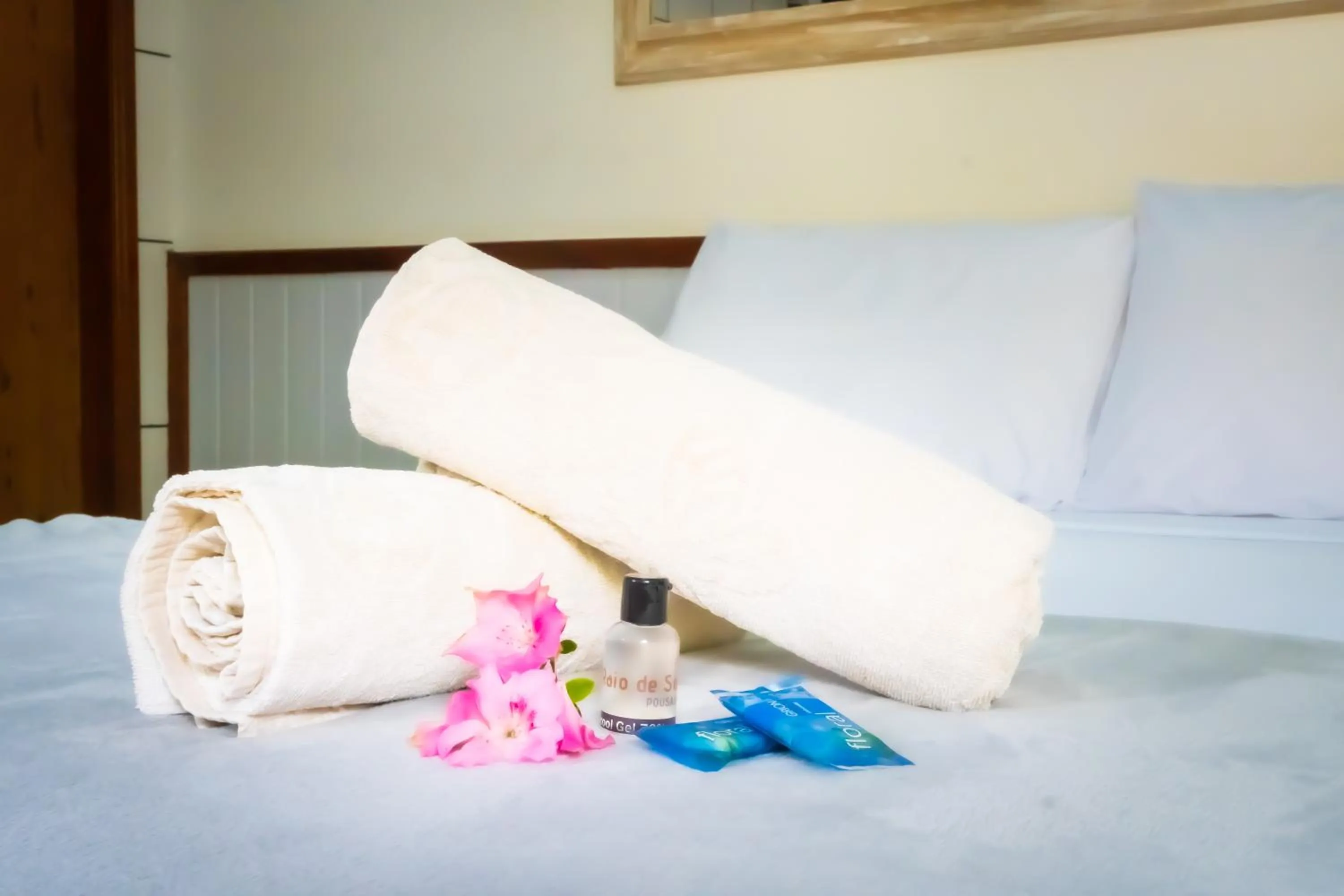 towels, Bed in Raio de Sol pousada & camping