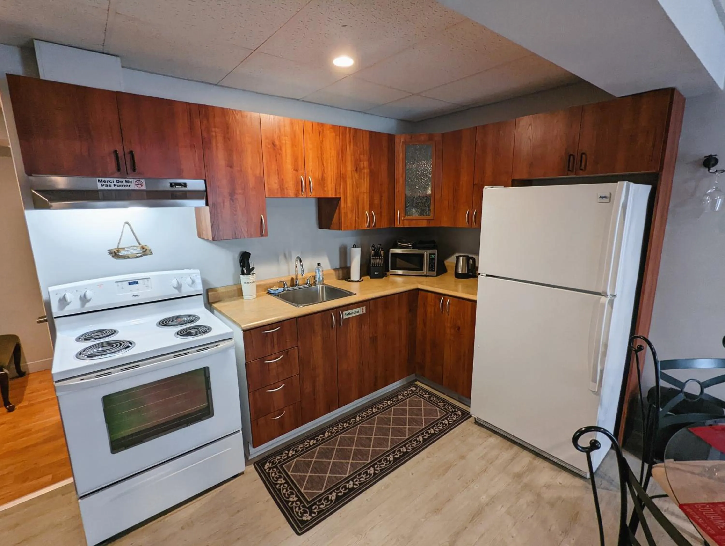 Kitchen or kitchenette in Hébergement Harvey