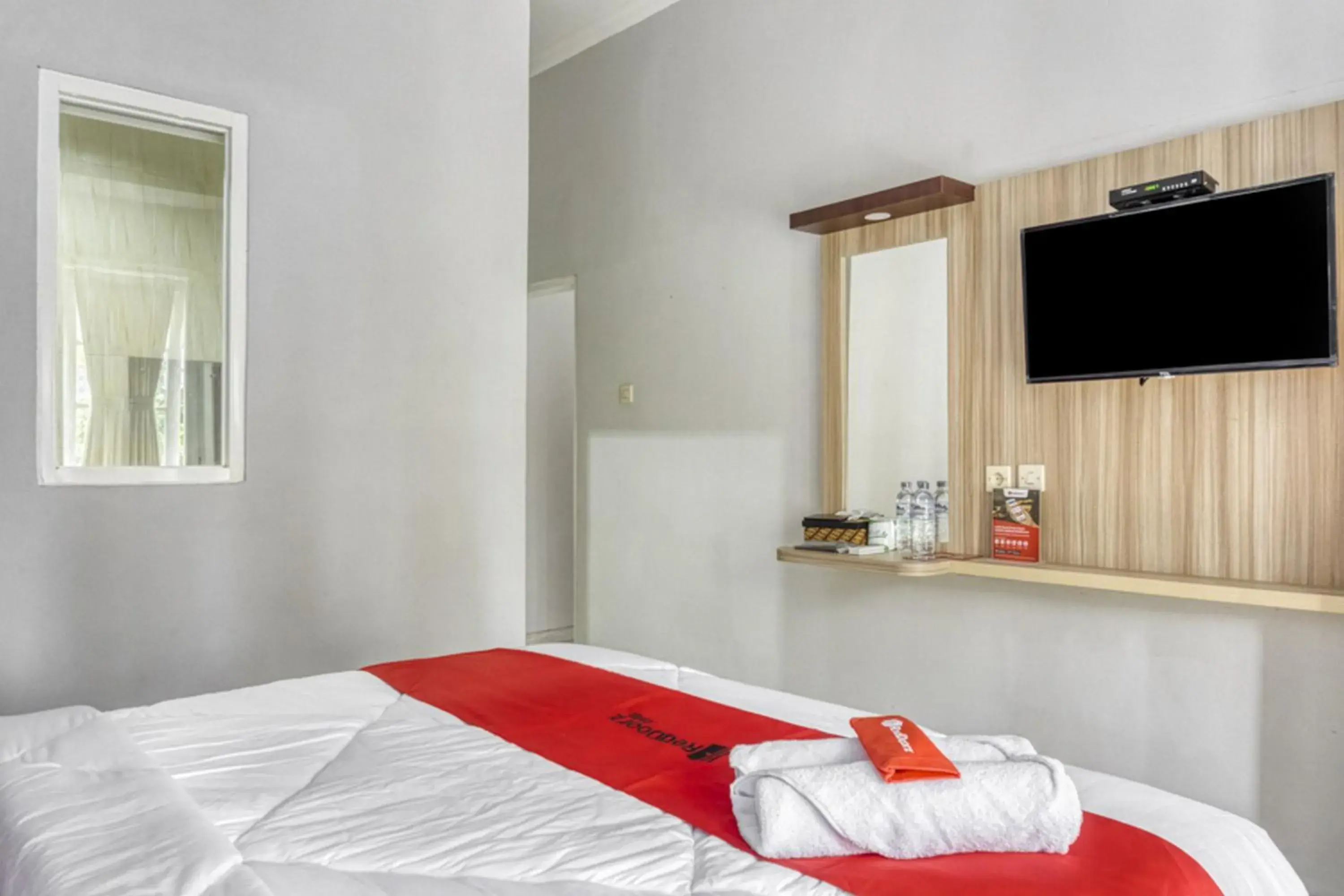 Bedroom, Bed in RedDoorz near Sindu Kusuma Edupark 2 Bedroom, Bed in RedDoorz near Sindu Kusuma Edupark 2