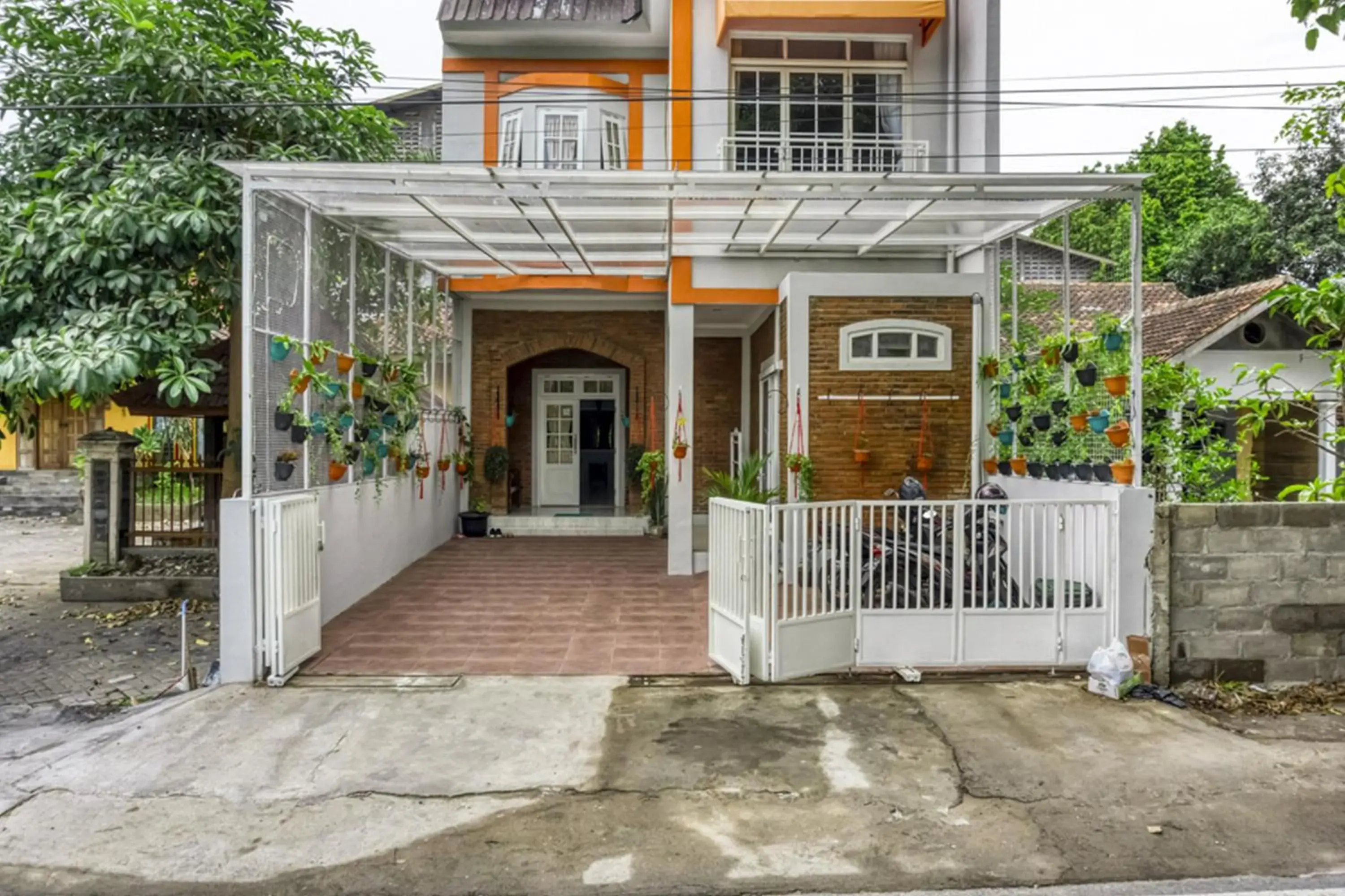 Facade/entrance in RedDoorz near Sindu Kusuma Edupark 2 Facade/entrance in RedDoorz near Sindu Kusuma Edupark 2