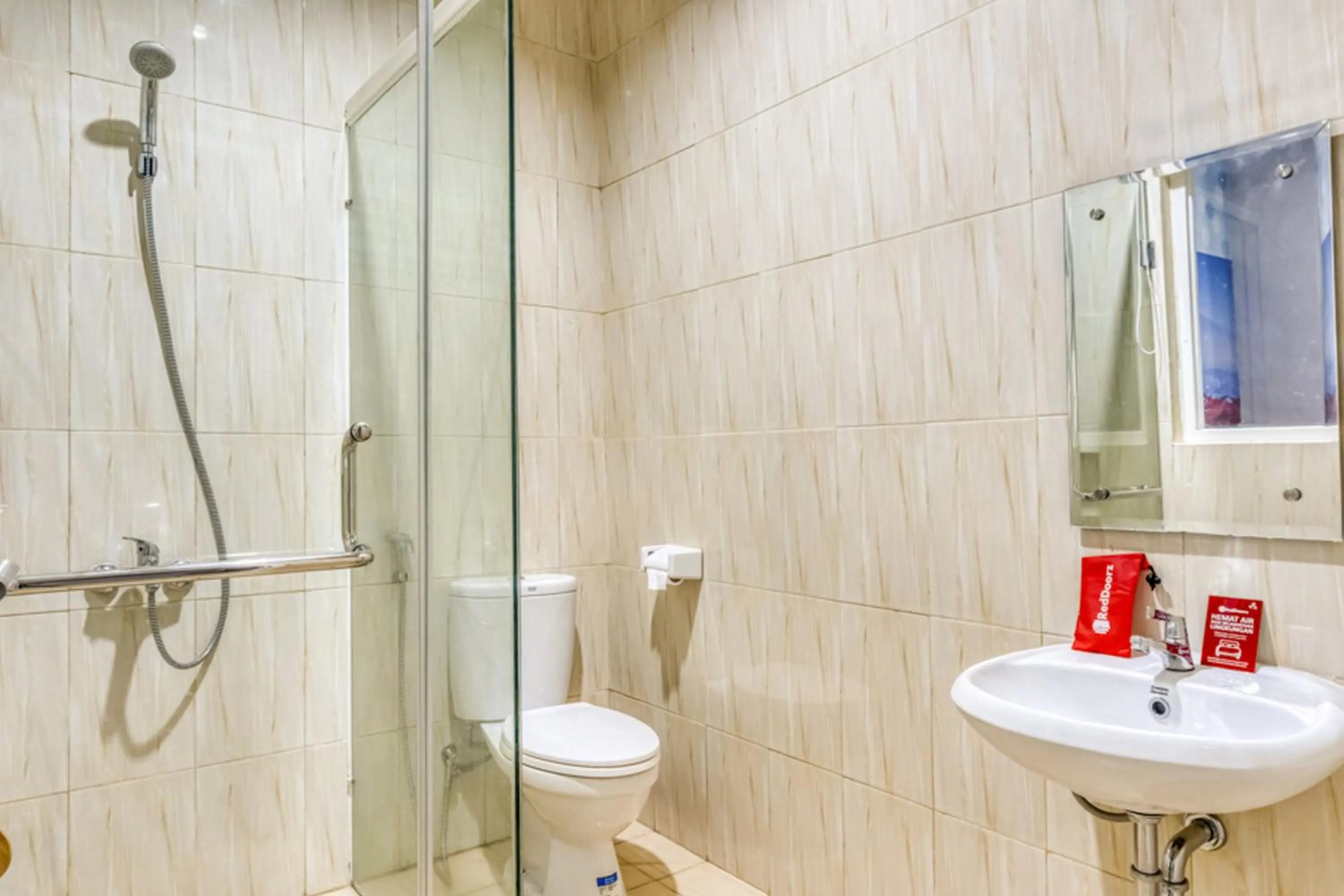Bathroom in RedDoorz near Sindu Kusuma Edupark 2