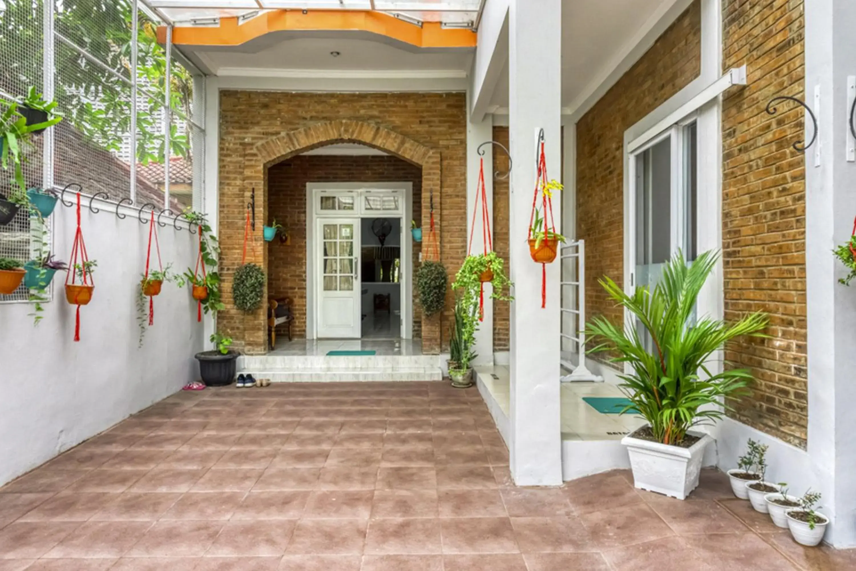 Facade/entrance in RedDoorz near Sindu Kusuma Edupark 2 Facade/entrance in RedDoorz near Sindu Kusuma Edupark 2