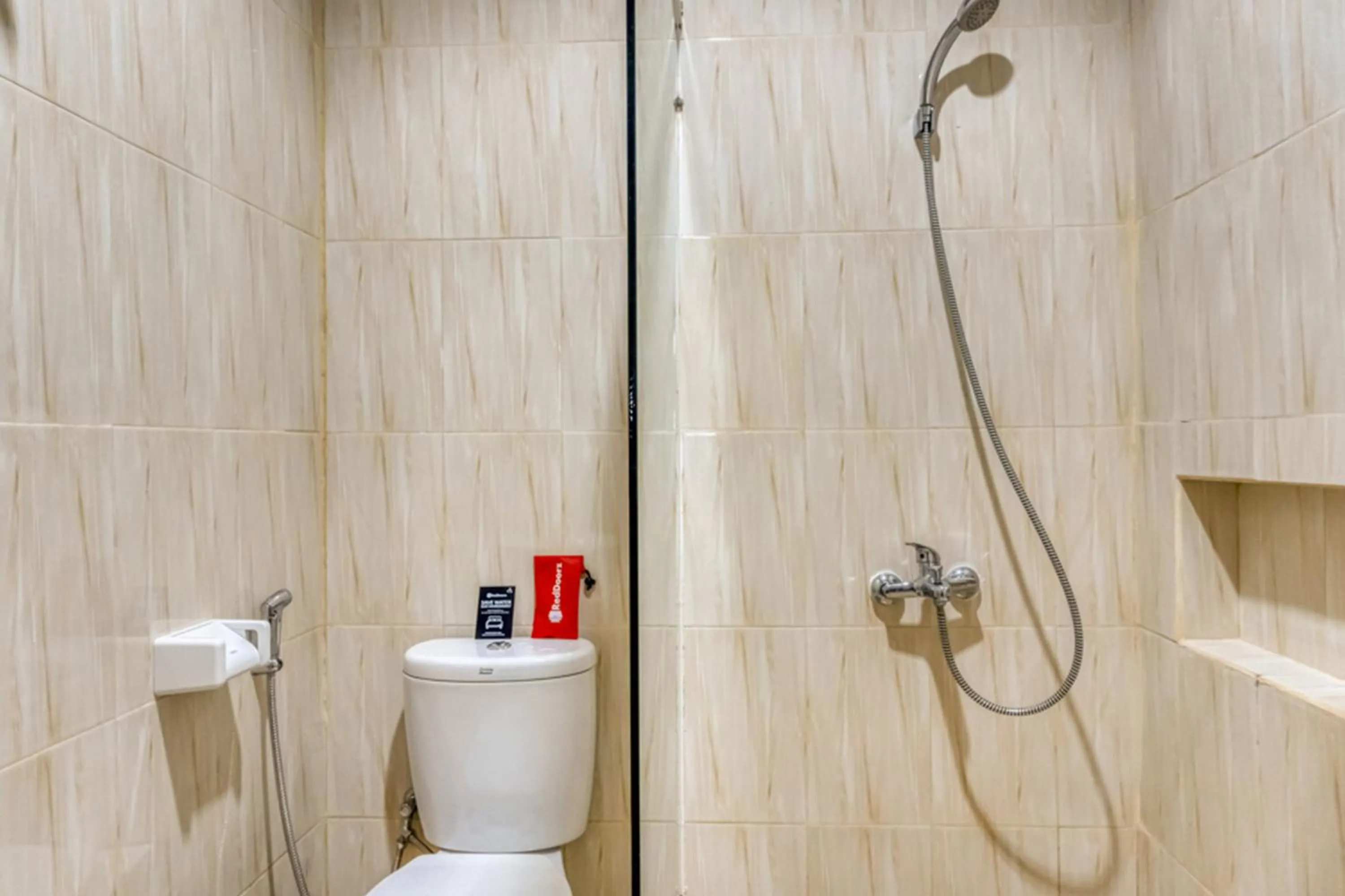 Bathroom in RedDoorz near Sindu Kusuma Edupark 2