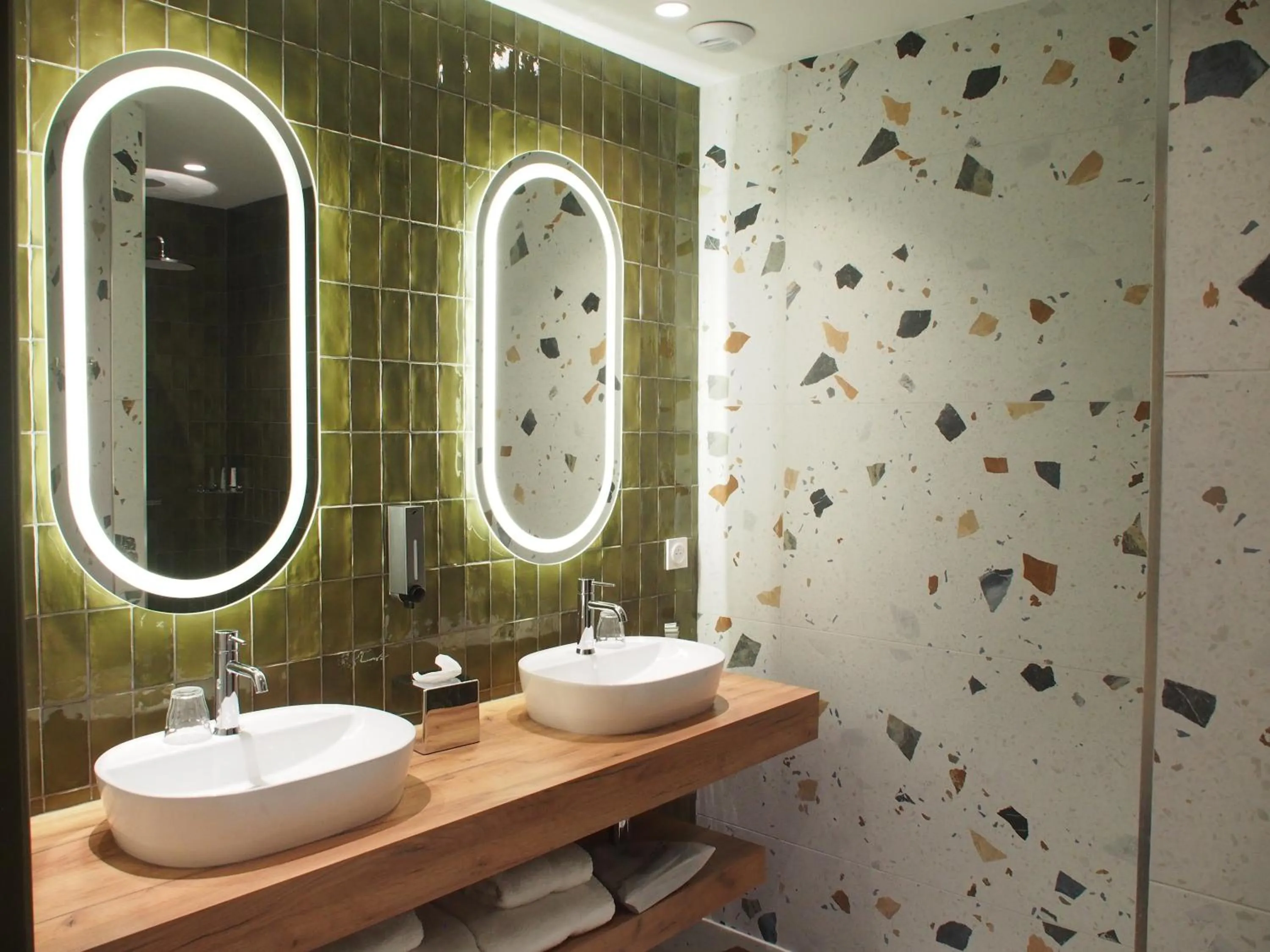 Bathroom in Dali Hôtel Perpignan - Restaurant