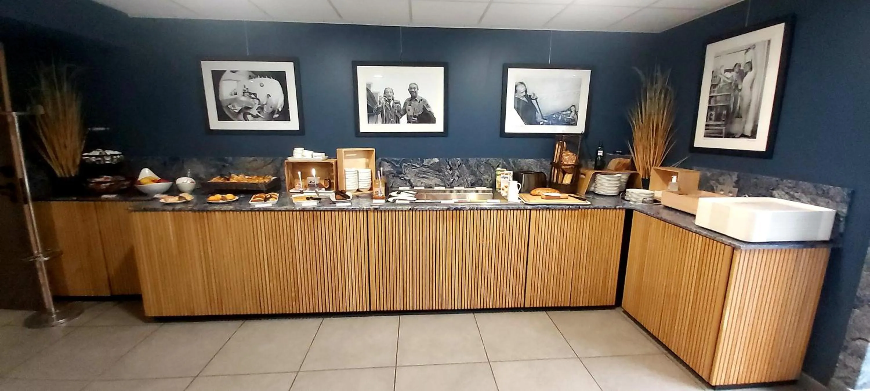 Buffet breakfast in Dali Hôtel Perpignan - Restaurant