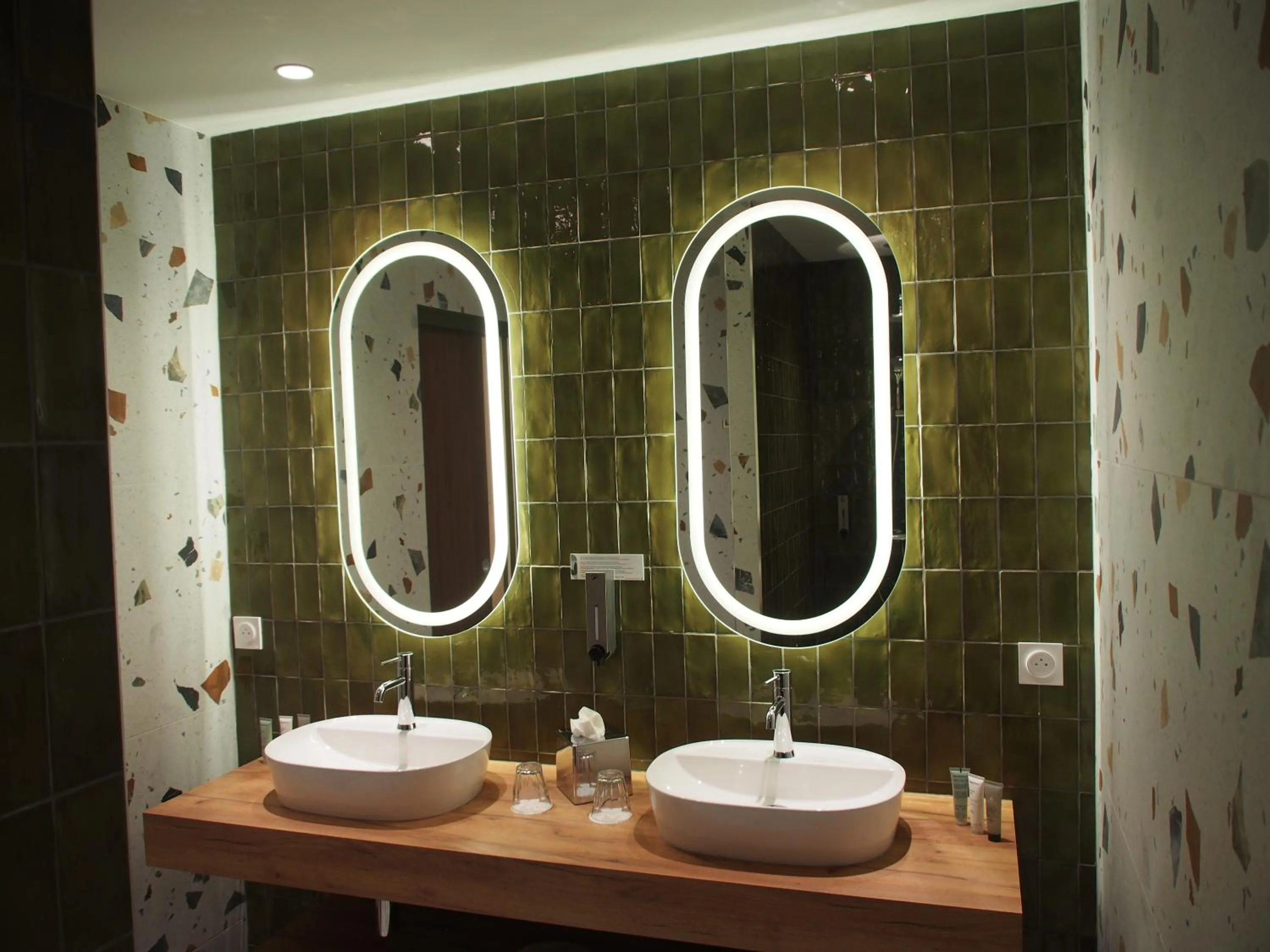 Bathroom in Dali Hôtel Perpignan - Restaurant