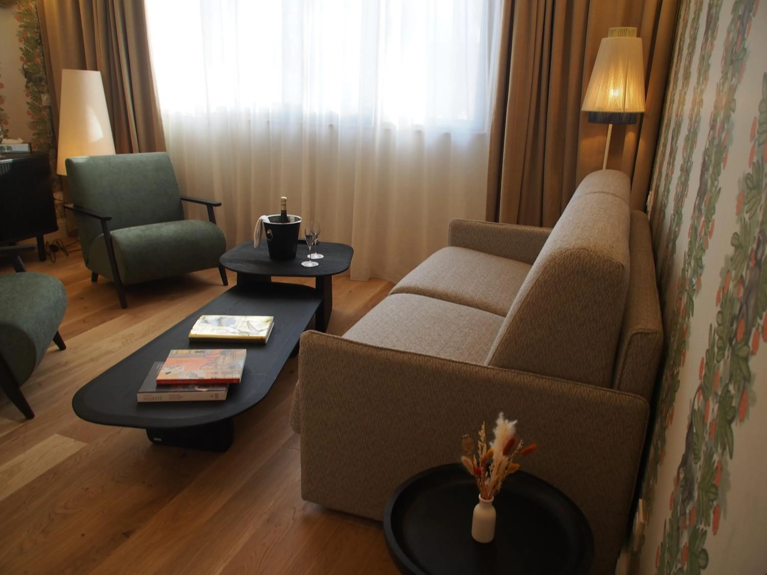 Living room in Dali Hôtel Perpignan - Restaurant